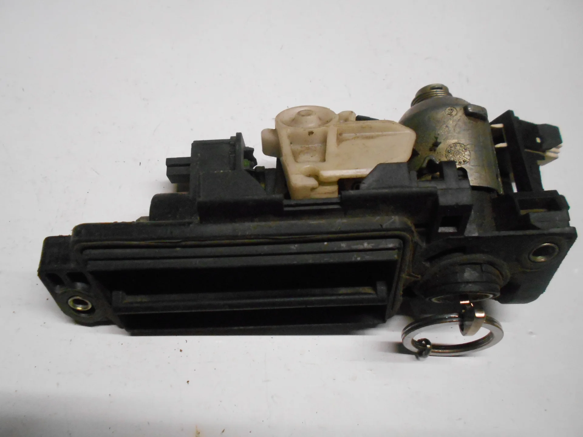 Ручка наружная крышки багажника Mercedes-Benz W203 A2037500093 - миниатюра 2
