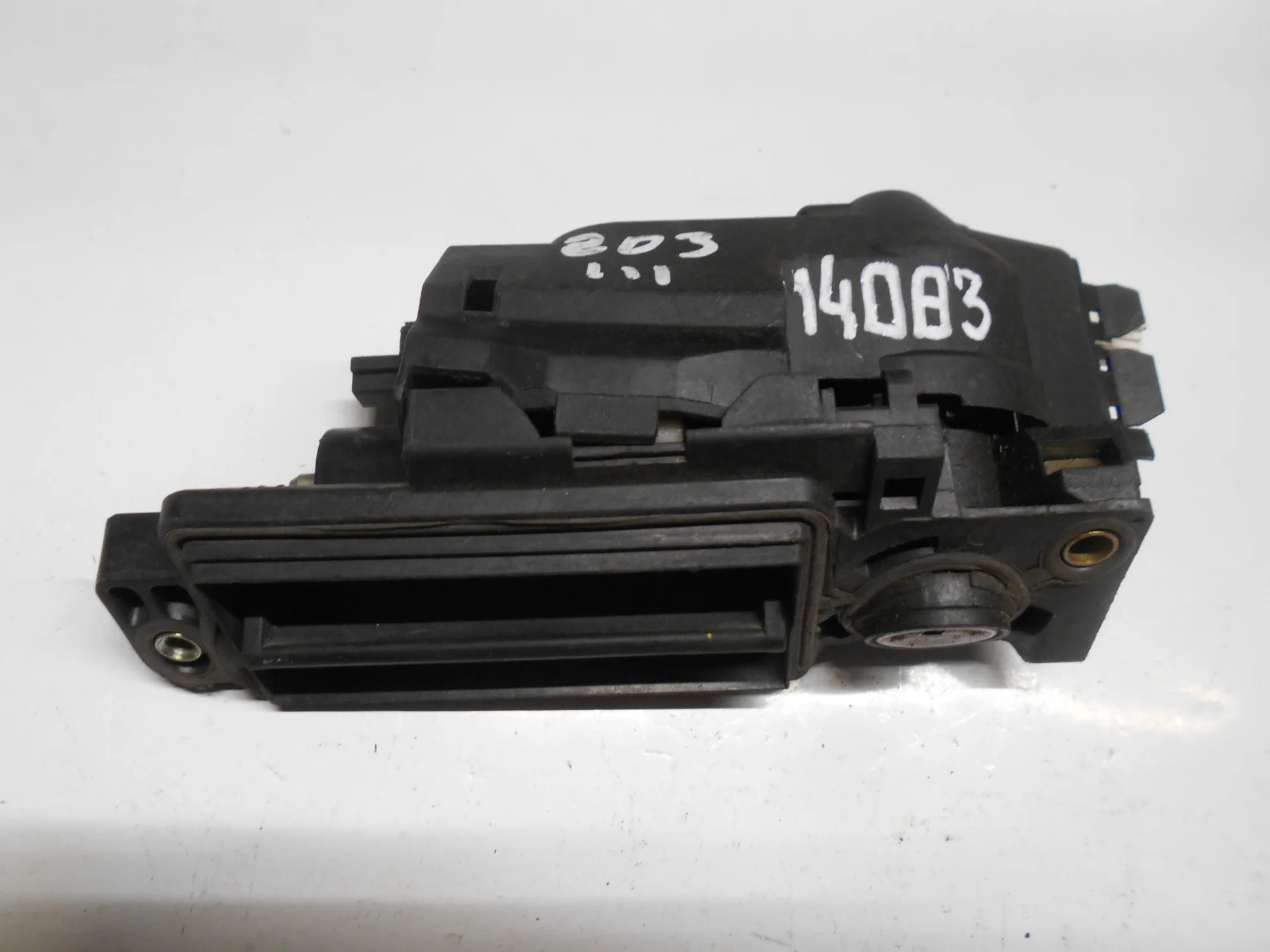 Ручка наружная крышки багажника Mercedes-Benz W203 111 A2037500093 - изображение 1