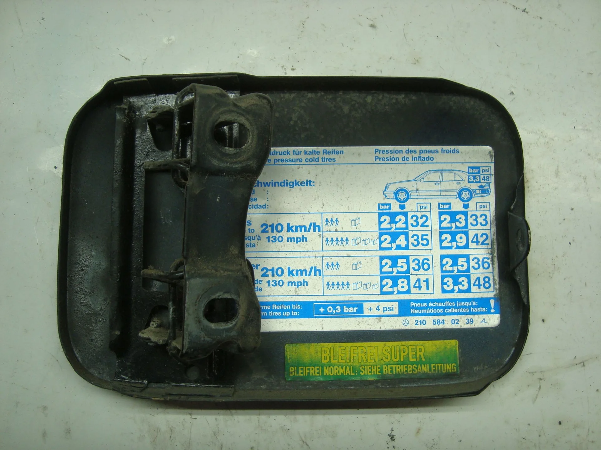Лючок бензобака Mercedes-Benz W210 119 A2105840239 - миниатюра 2