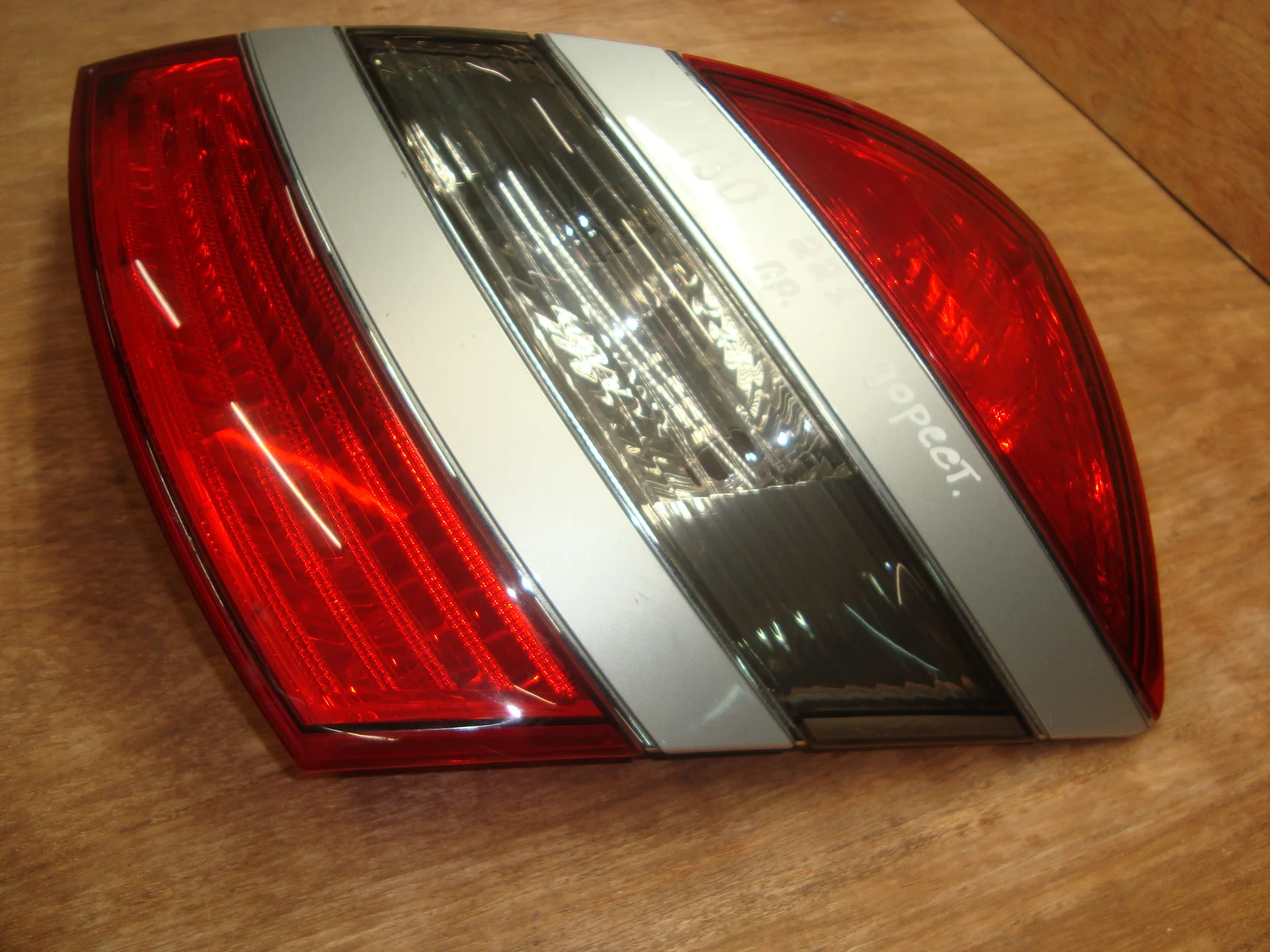 Фонарь задний правый Mercedes-Benz W221 A2218200264 - миниатюра 2