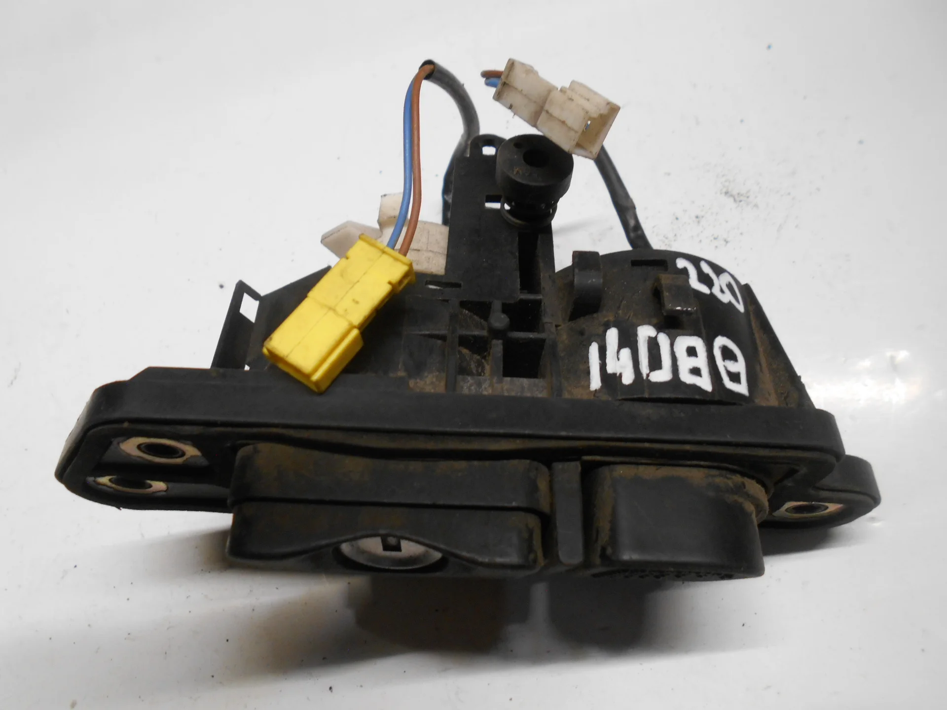Кнопка открытия багажника Mercedes-Benz W220 A2208210751 - изображение 1