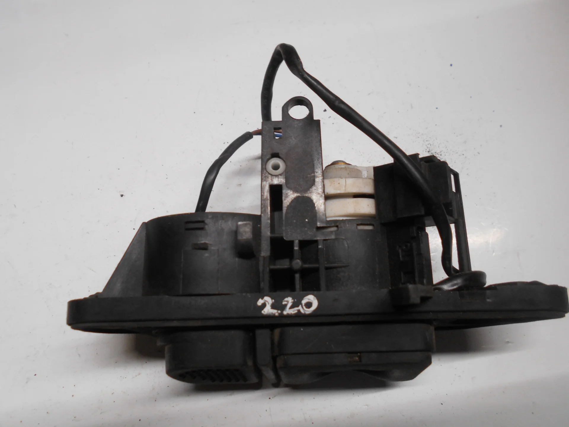 Кнопка открытия багажника Mercedes-Benz W220 A2208210751 - миниатюра 2