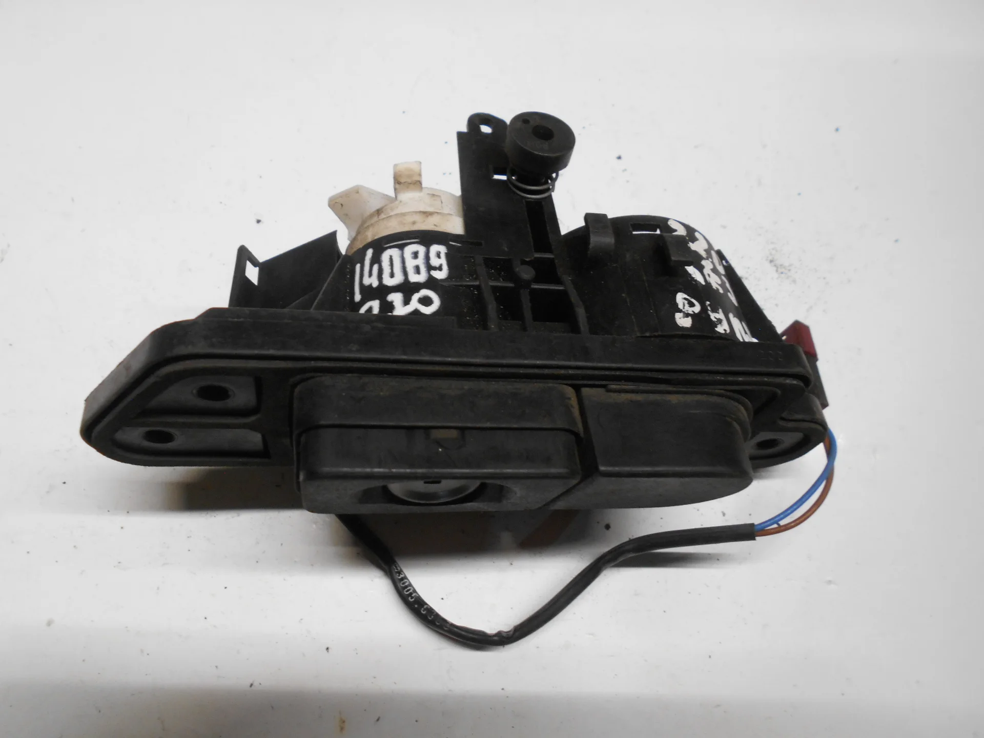 Кнопка открытия багажника Mercedes-Benz W220 A2208210751 - изображение 1