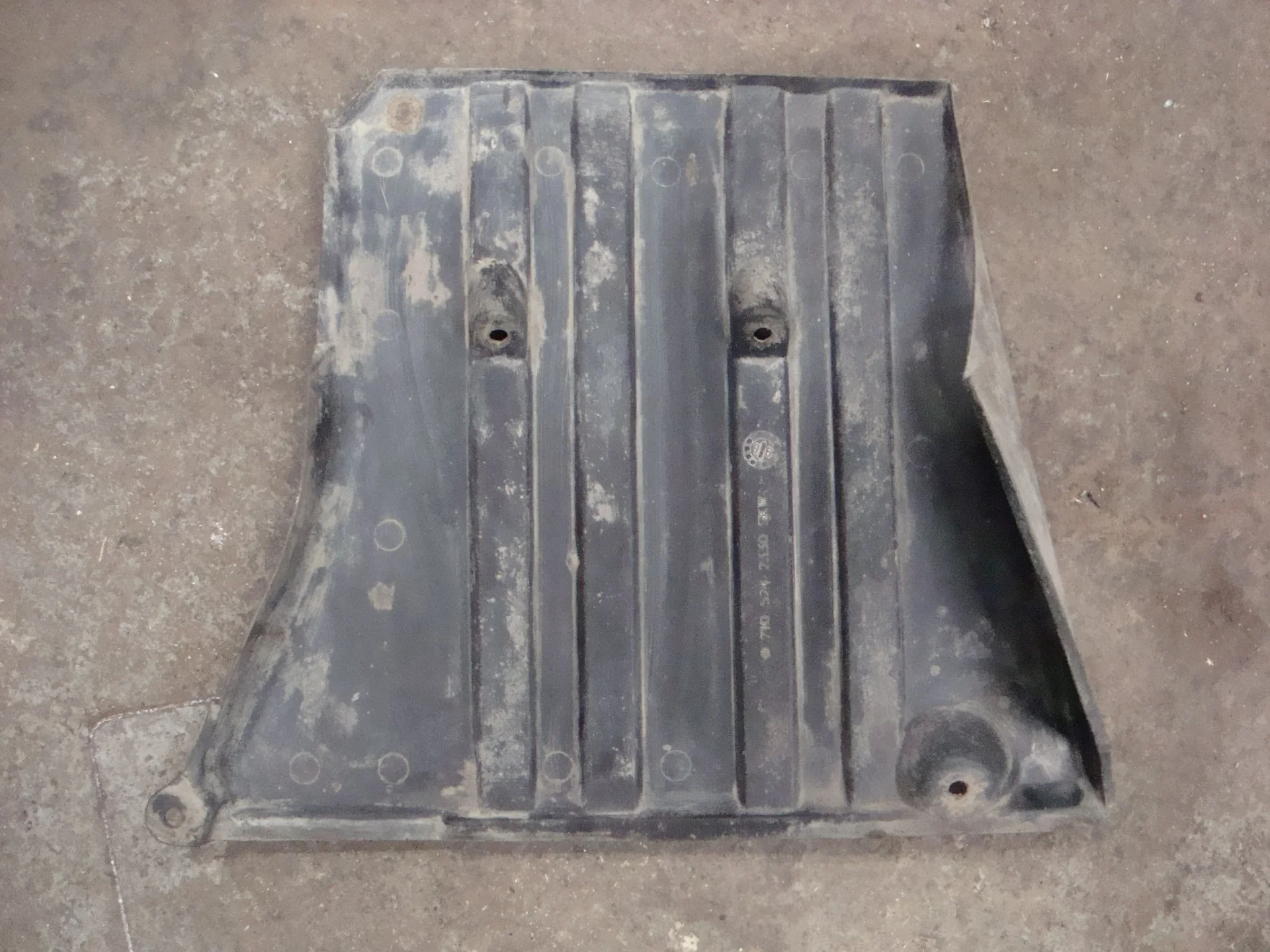 Защита днища Mercedes-Benz W210 119 A2105242330 - миниатюра 2
