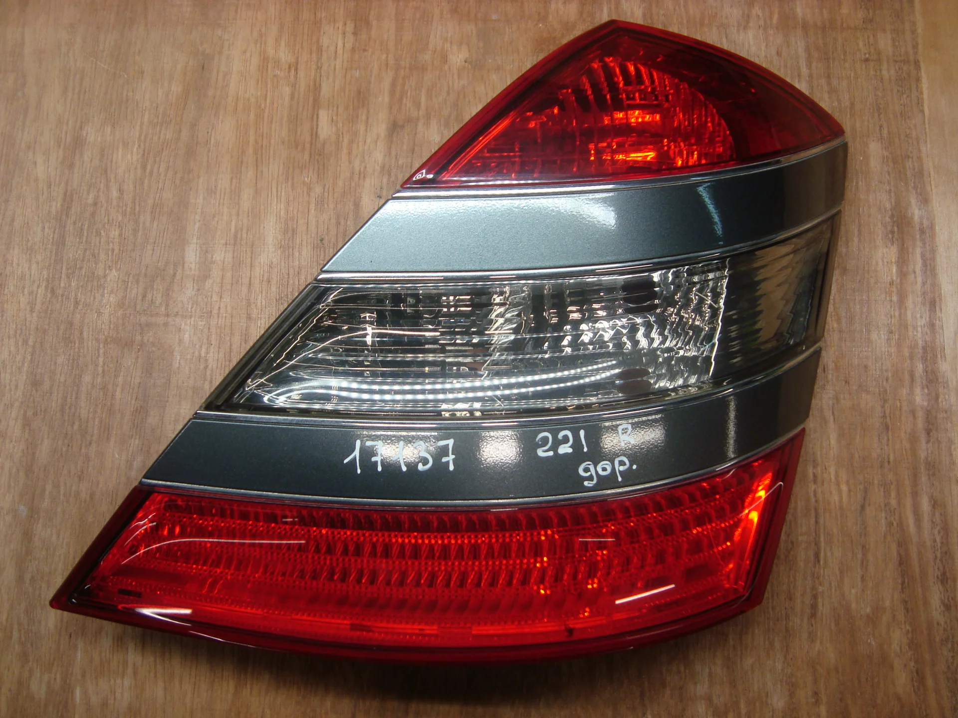 Фонарь задний правый Mercedes-Benz W221 A2218200264 - изображение 1