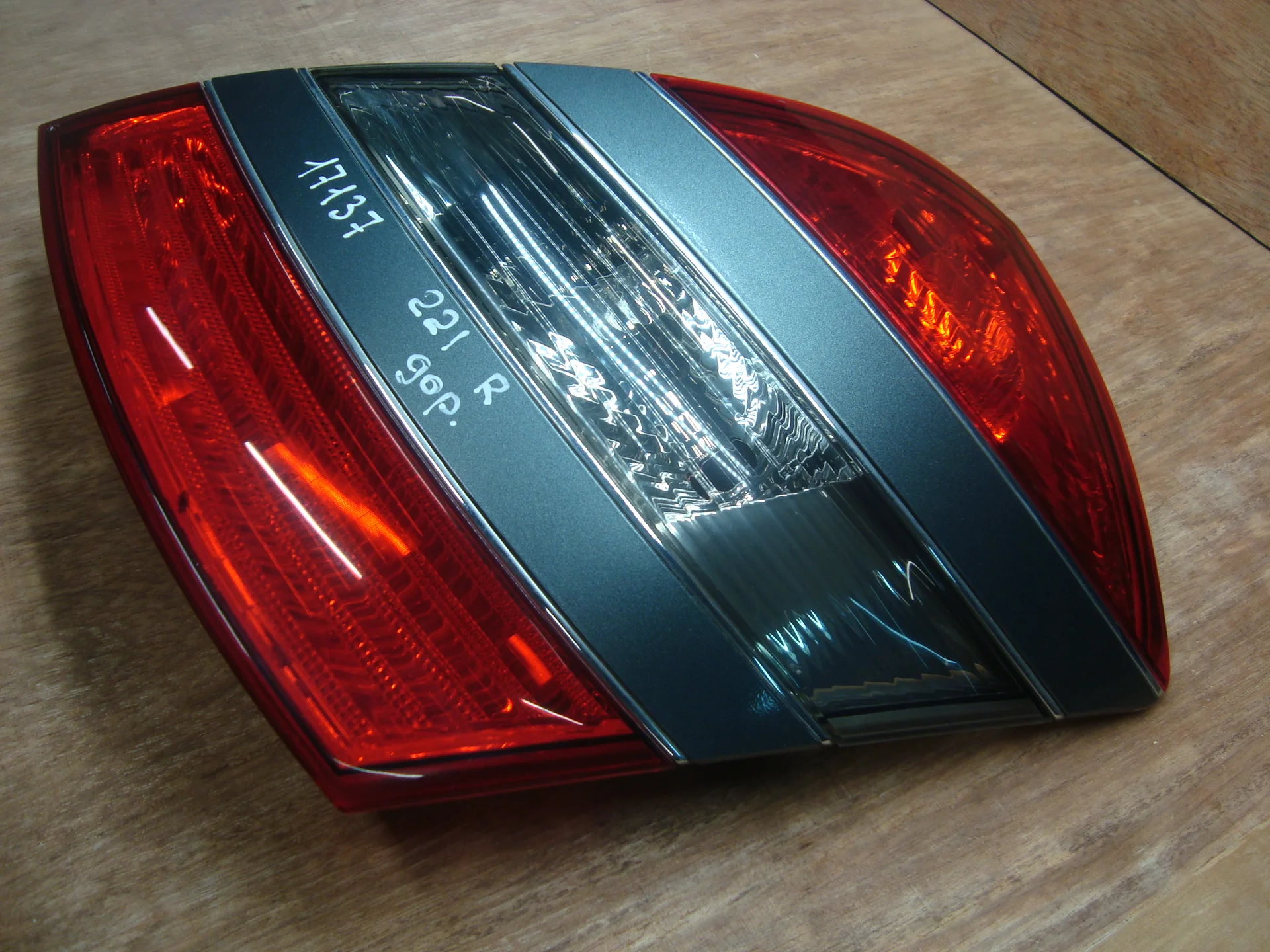 Фонарь задний правый Mercedes-Benz W221 A2218200264 - миниатюра 2