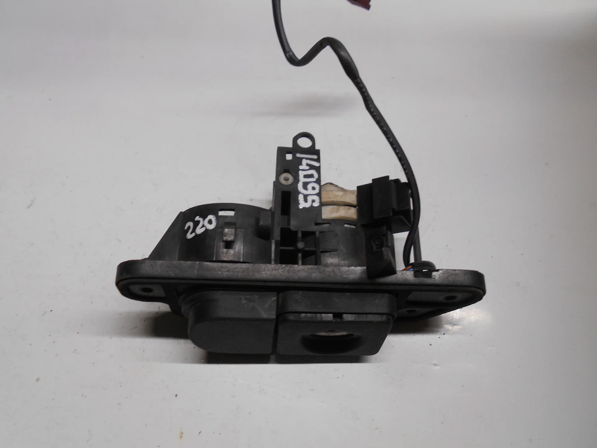 Кнопка открытия багажника Mercedes-Benz W220 A2208210751 - изображение 1