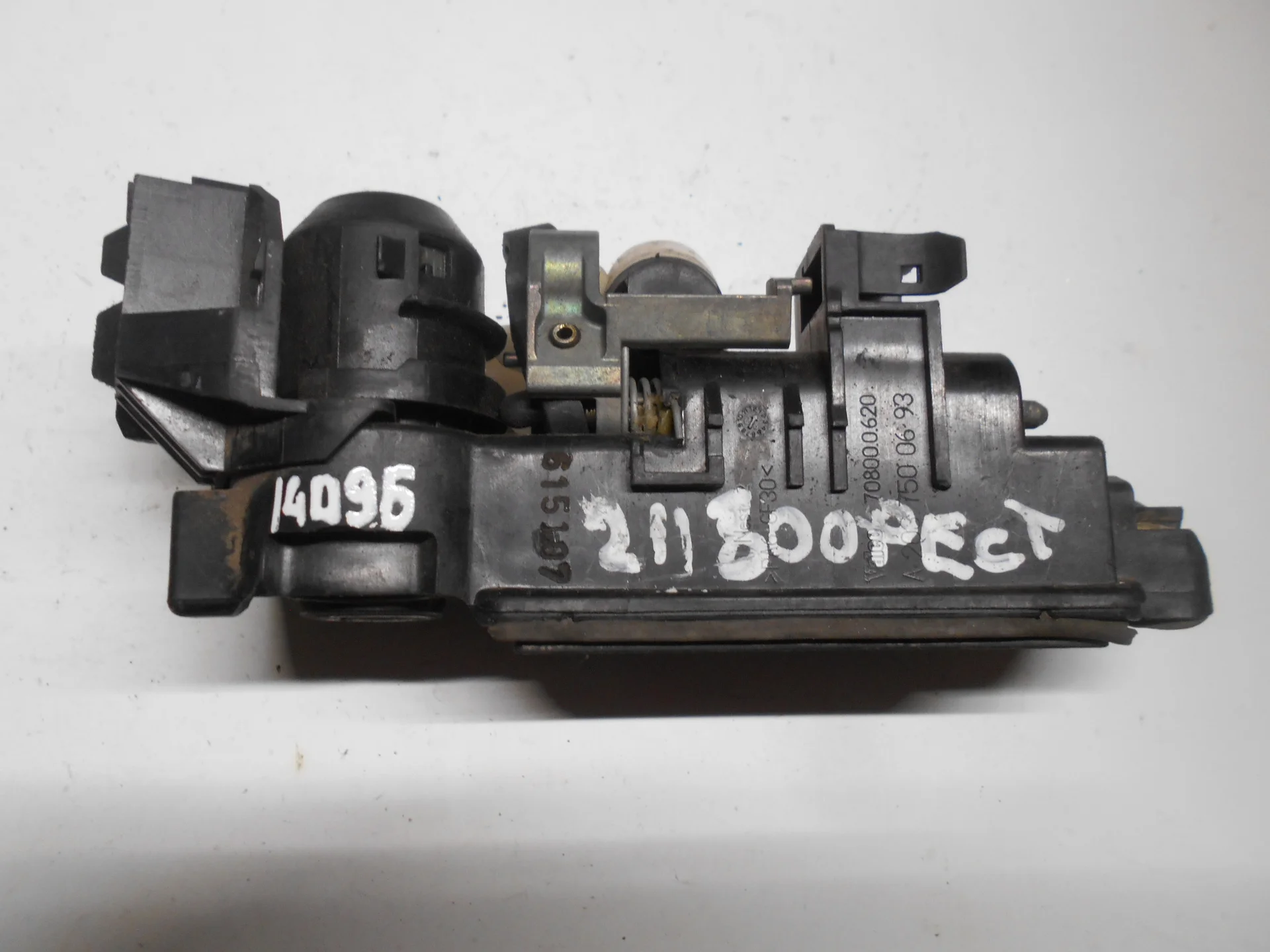 Кнопка открытия багажника Mercedes-Benz W211 271 A2037500693 - изображение 1