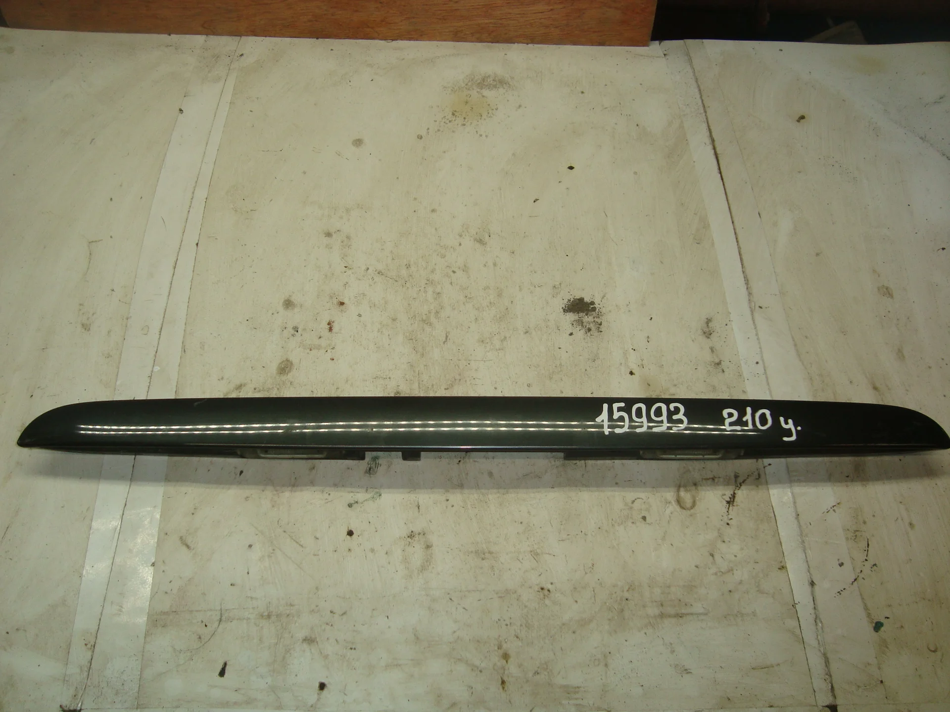 Накладка крышки багажника Mercedes-Benz Т210 A2107400040 - изображение 1