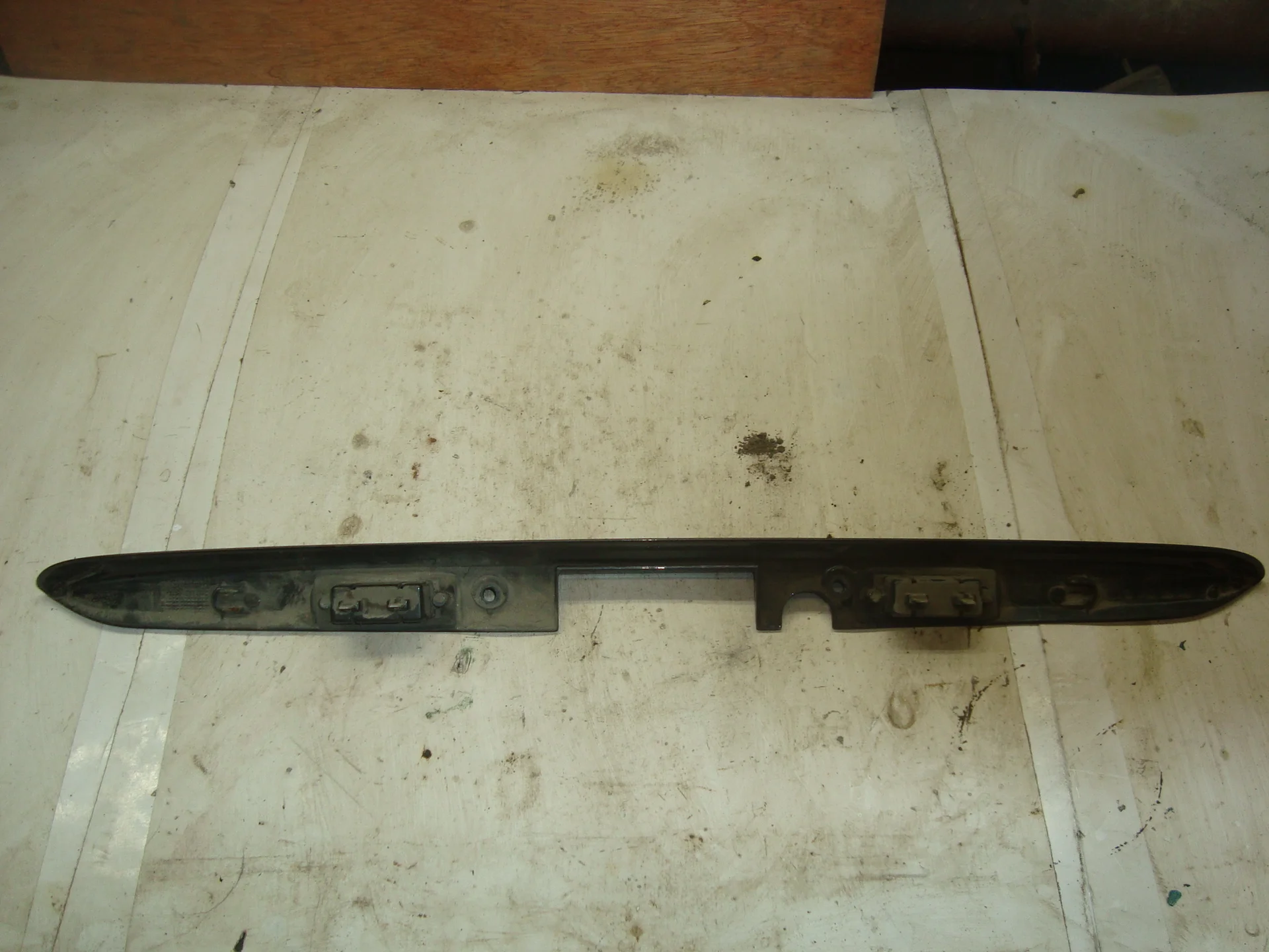 Накладка крышки багажника Mercedes-Benz Т210 A2107400040 - миниатюра 4