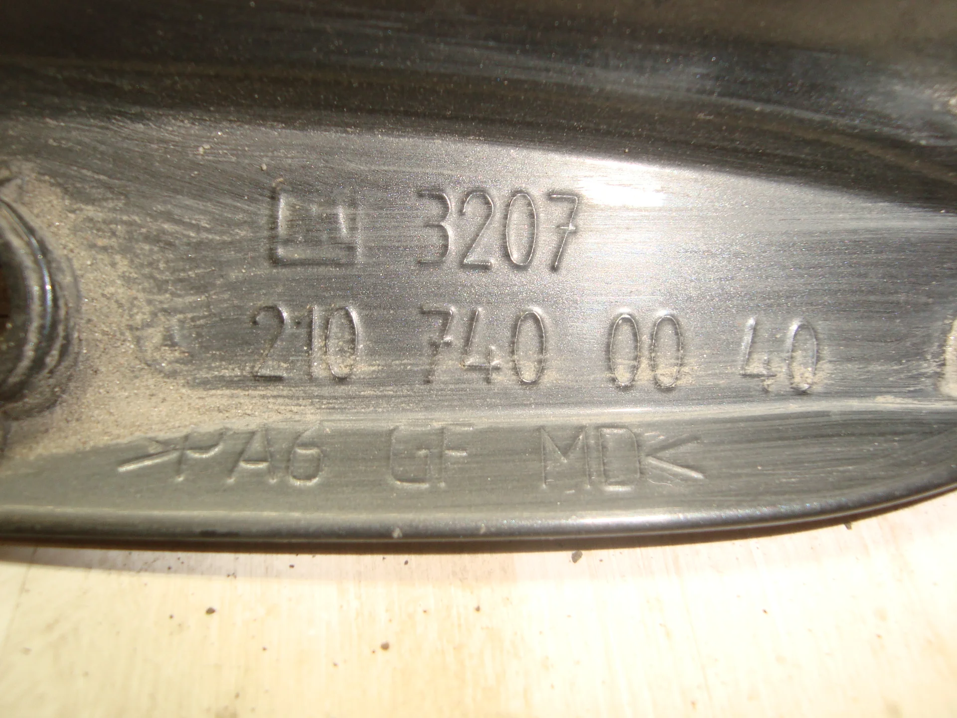 Накладка крышки багажника Mercedes-Benz Т210 A2107400040 - миниатюра 5