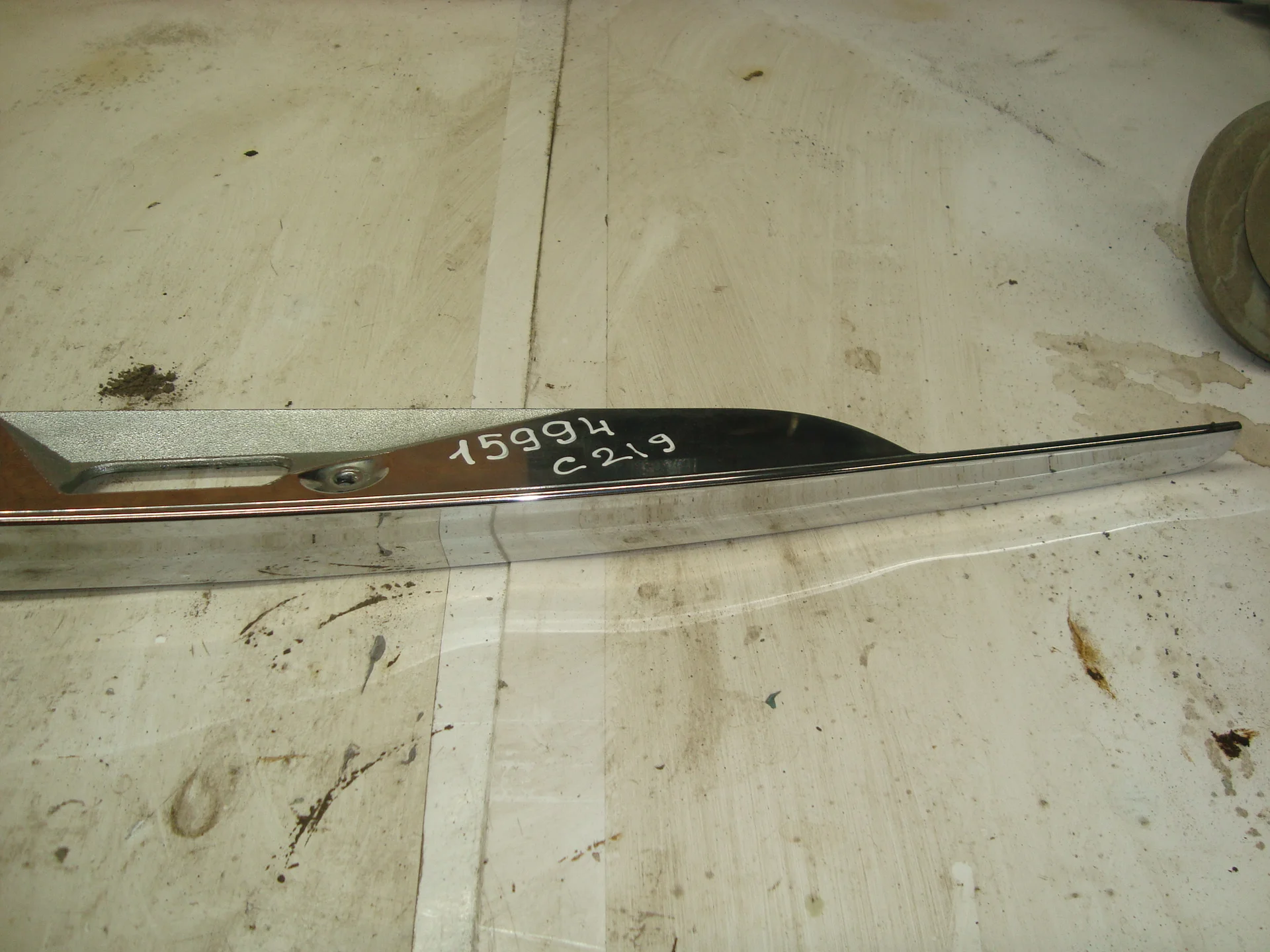 Накладка крышки багажника Mercedes-Benz C219  A2197580002 - миниатюра 2