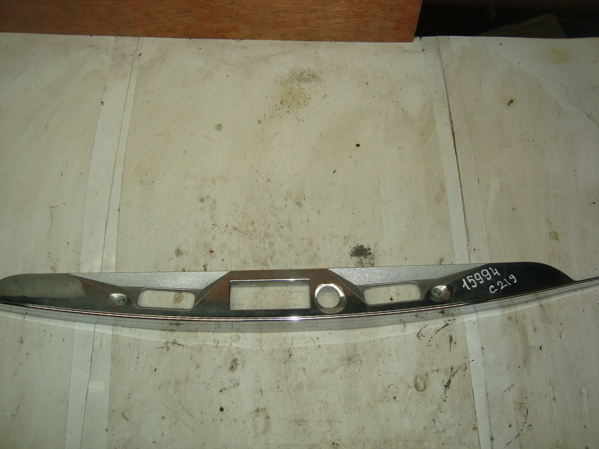 Накладка крышки багажника Mercedes-Benz C219  A2197580002 - миниатюра 4