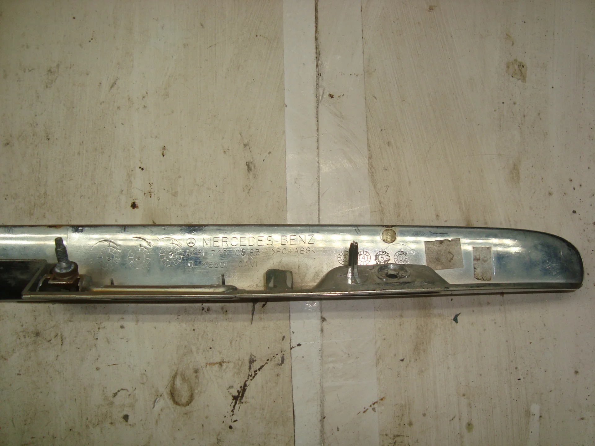 Накладка крышки багажника Mercedes-Benz W251 A2517400693 - миниатюра 7