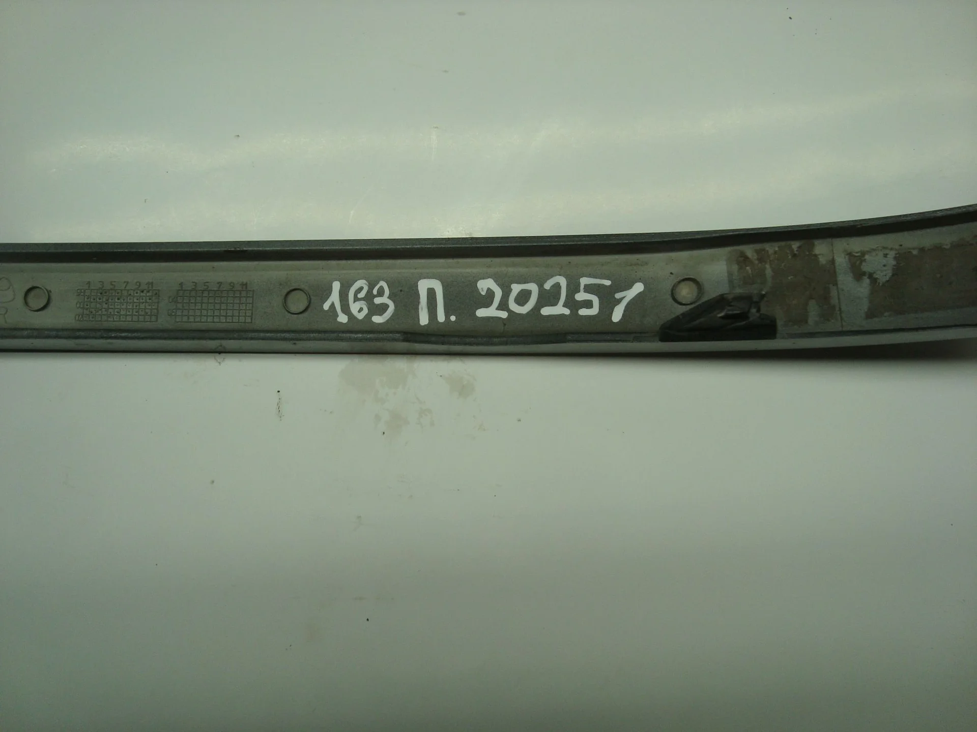 Накладка под правую фару Mercedes-Benz W163 112 A1638260277 - миниатюра 2