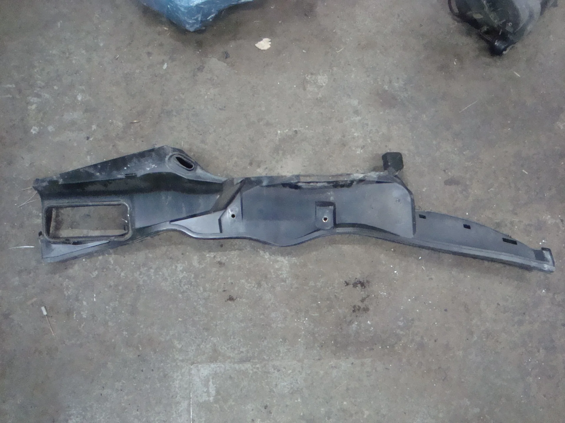 Водосток лобового стекла (жабо) Mercedes-Benz W210 119 A2108301644 - миниатюра 2