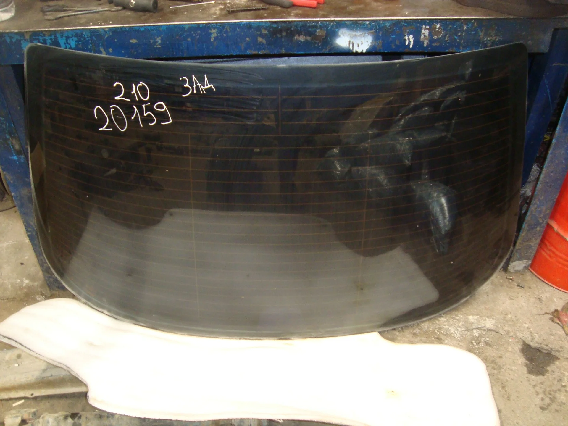 Стекло заднее Mercedes-Benz W210 119 A2106700180 - изображение 1
