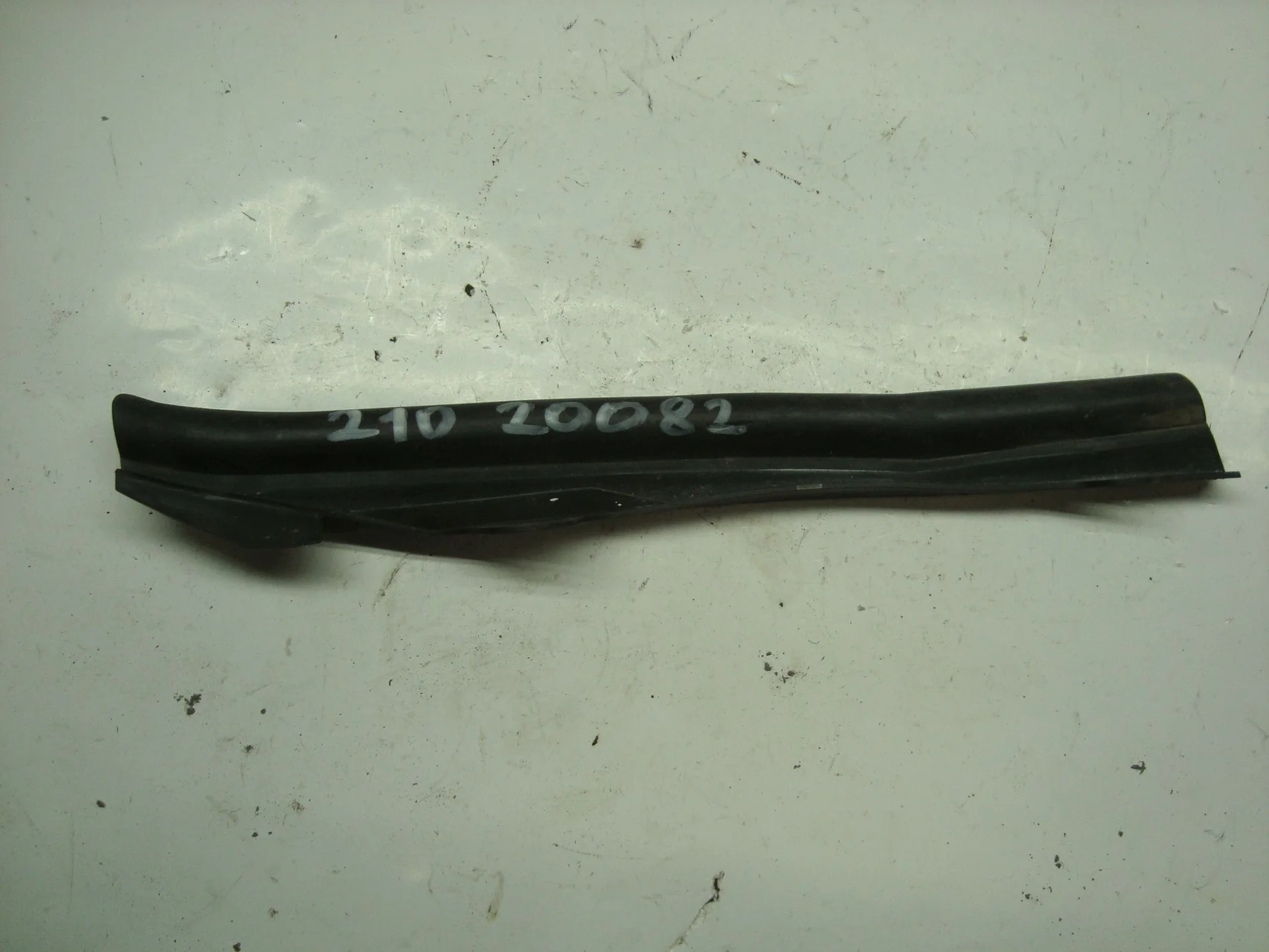 Уплотнитель капота Mercedes-Benz W210 119 A2108890198 - изображение 1