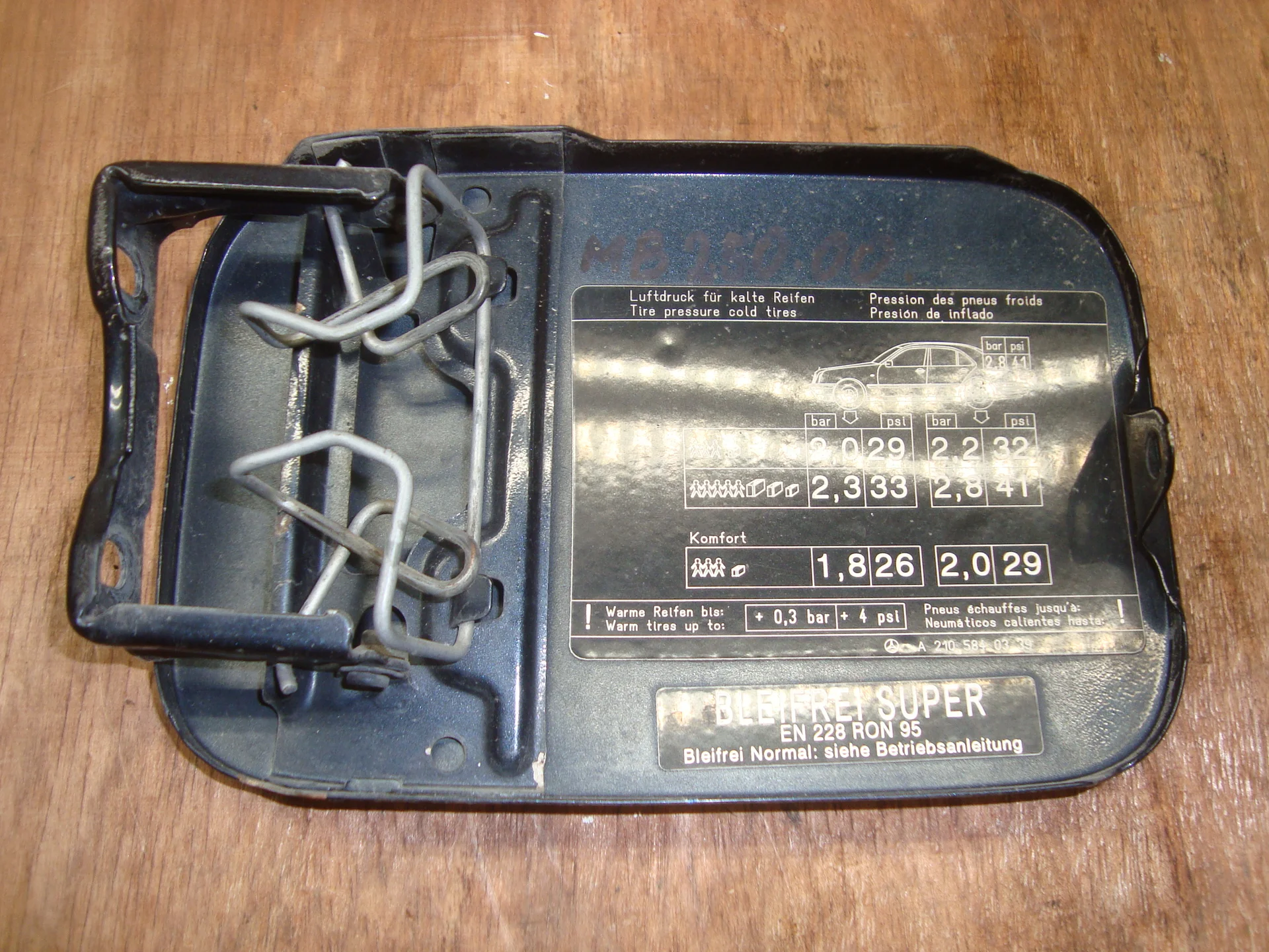 Лючок бензобака Mercedes-Benz W210 112 A2107500106 - миниатюра 3