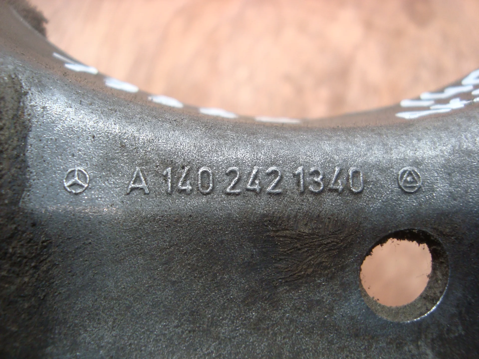Кронштейн коробки переключения передач  Mercedes-Benz W140  A1402421340 - миниатюра 3
