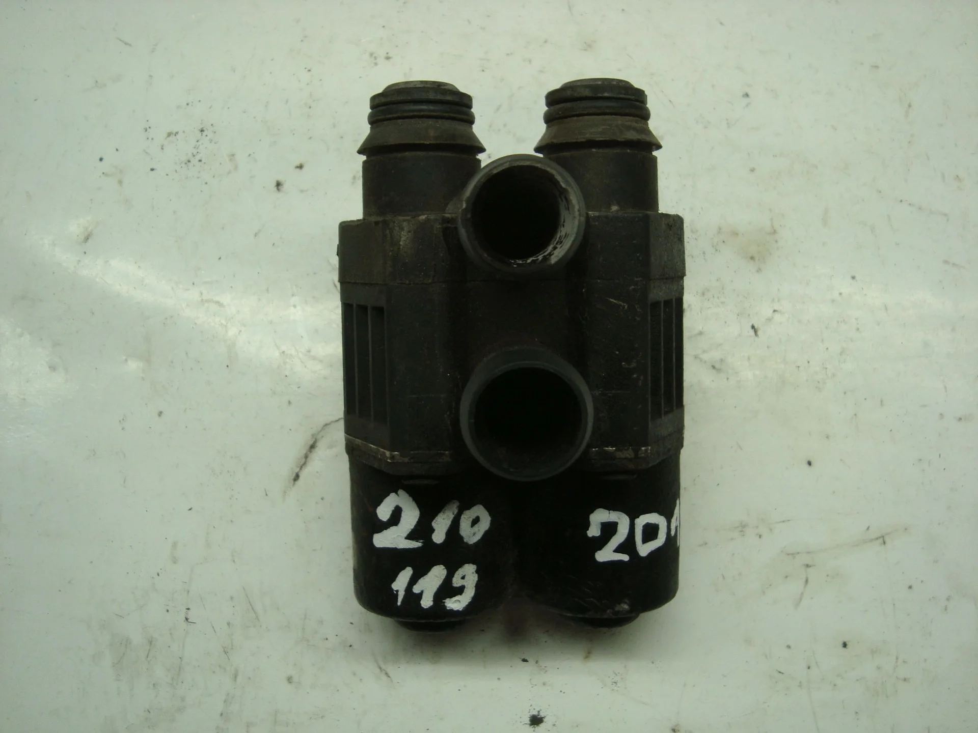 Клапан системы охлаждения Mercedes-Benz W210 119 A0018307784 - изображение 1