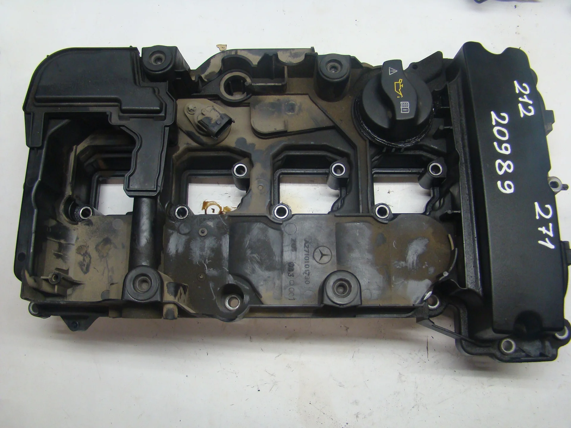 Крышка клапанная Mercedes-Benz W212 271 A2710101730 - изображение 1