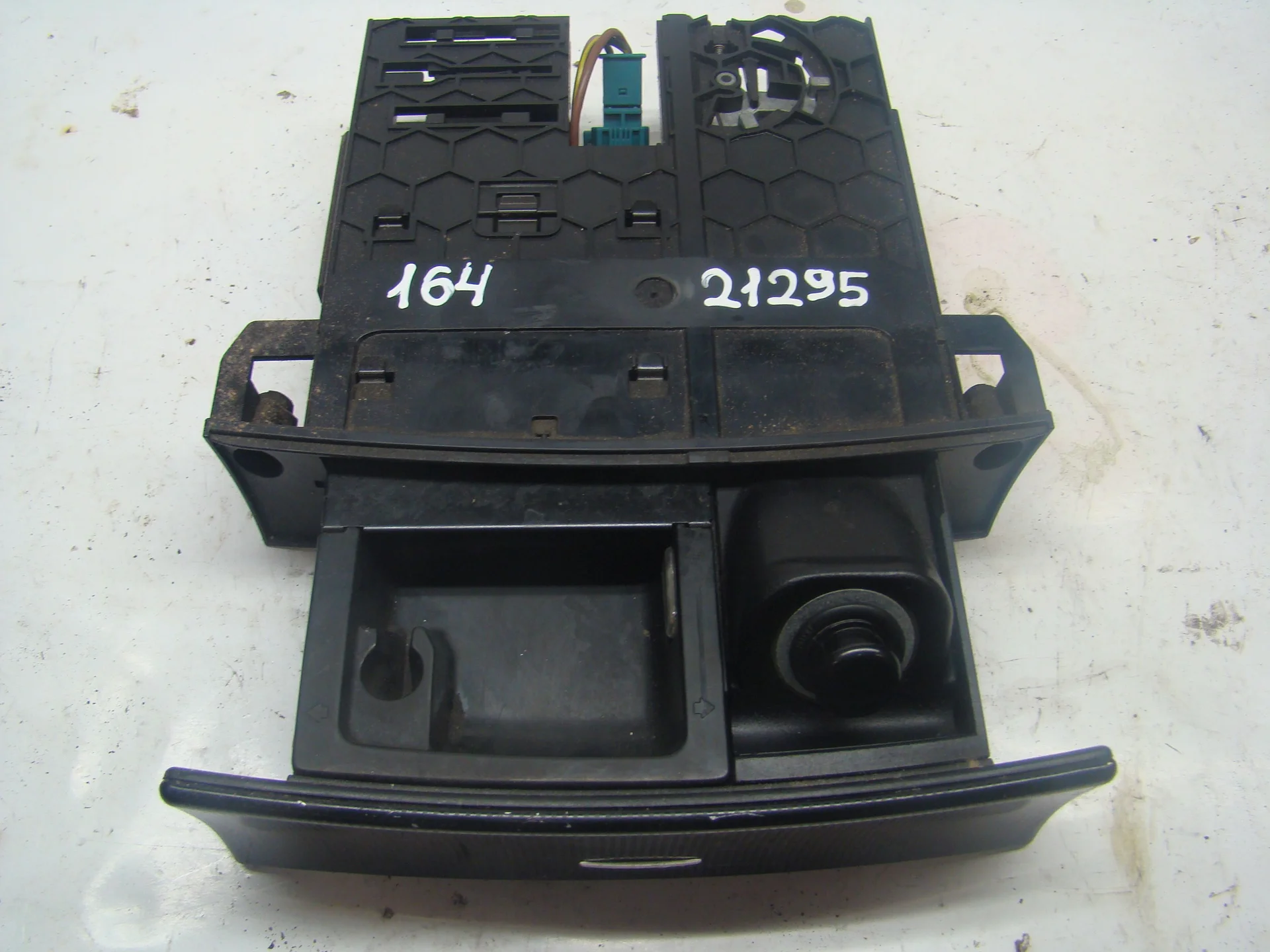 Пепельница передняя Mercedes-Benz W164 272 A1648100130 - миниатюра 2