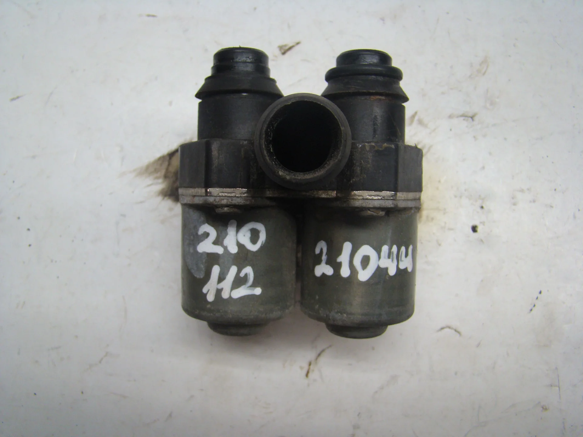 Клапан системы охлаждения Mercedes-Benz W210 112 A0018307784 - изображение 1