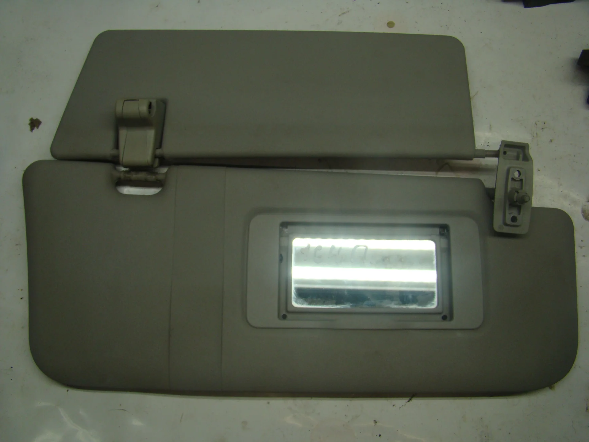 Козырек правый Mercedes-Benz W164 272 A1648102210 - изображение 1