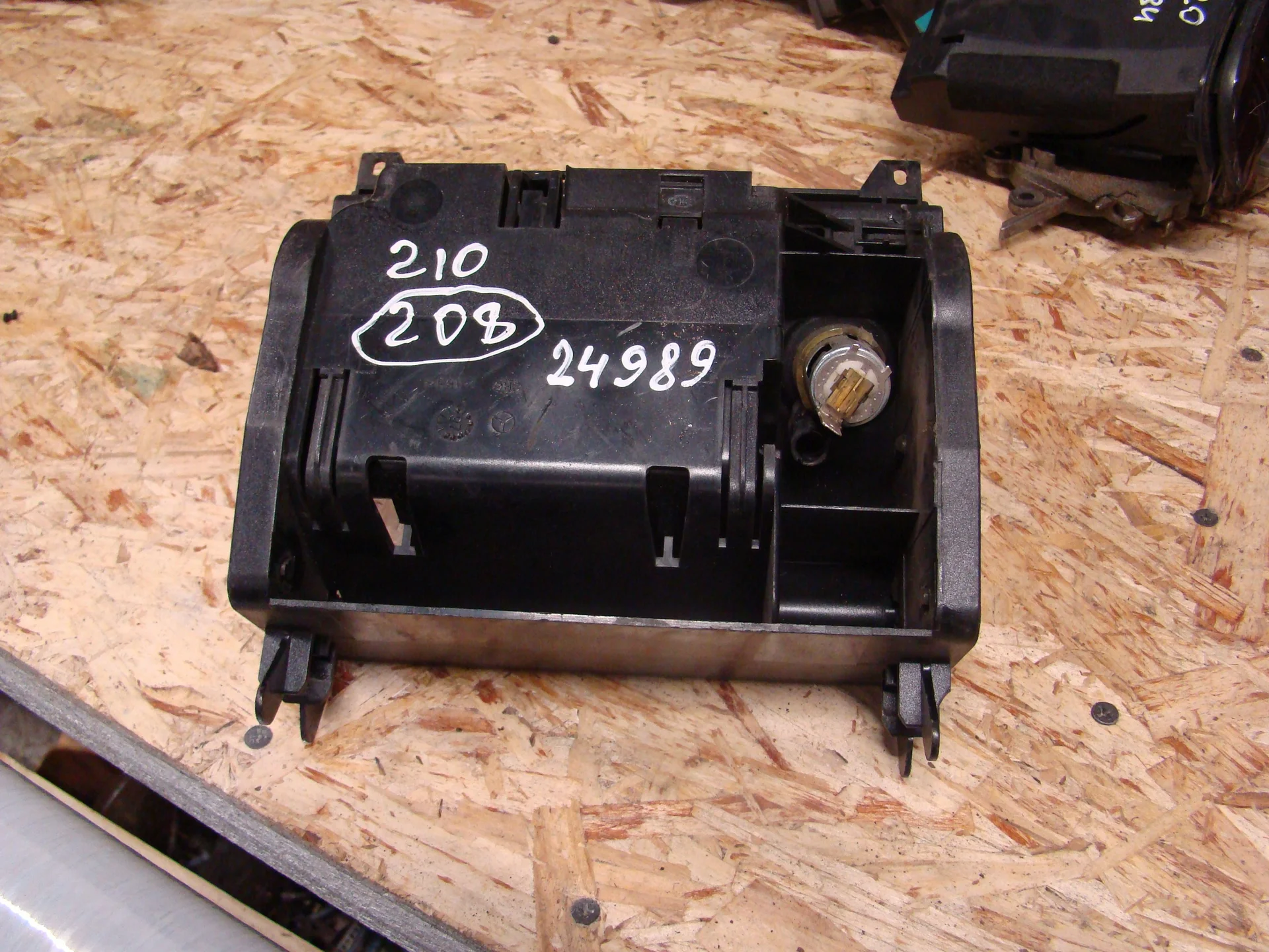 Пепельница передняя Mercedes-Benz W210  A2106800252 - миниатюра 2