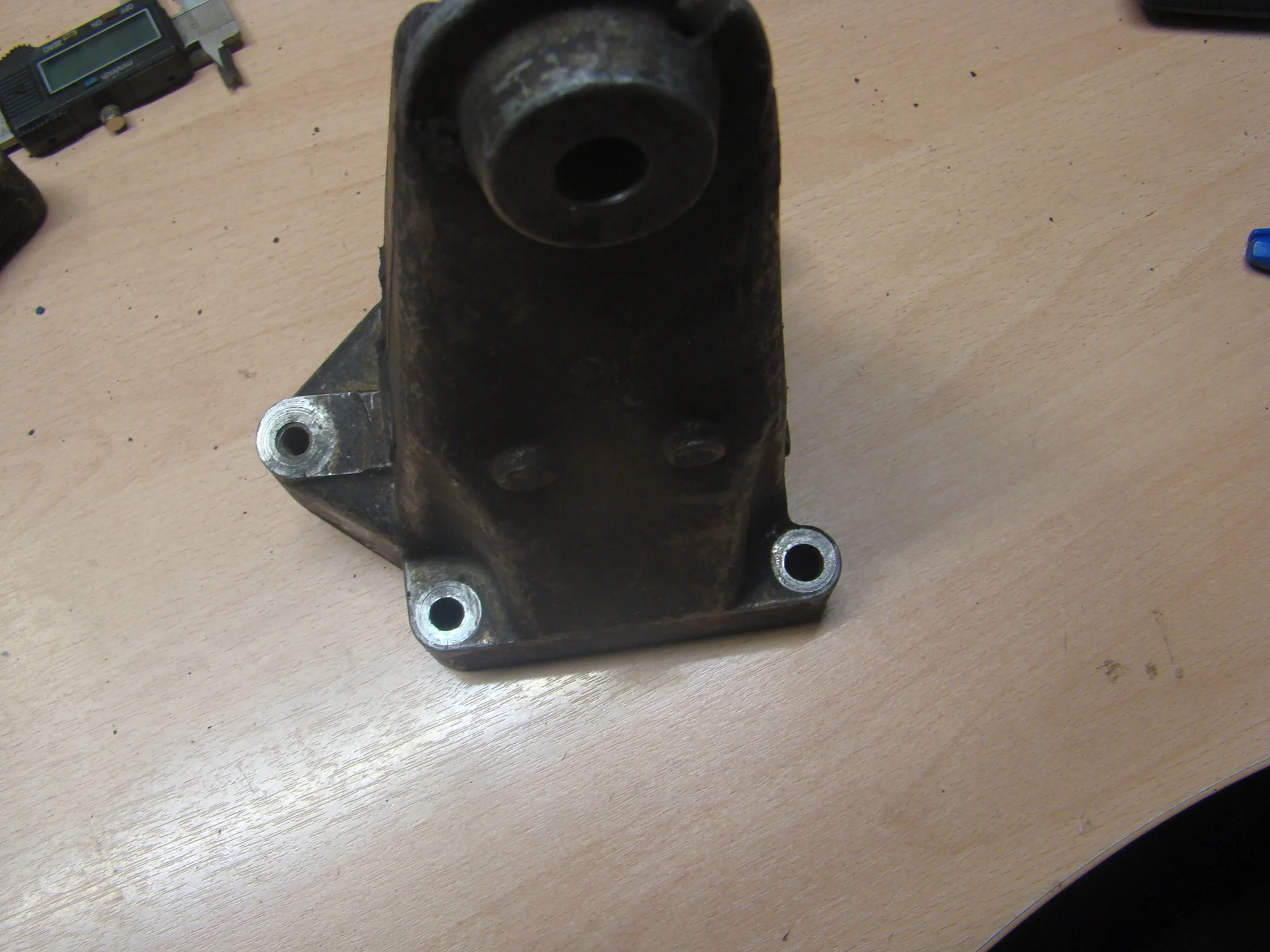 Кронштейн двигателя левый Mercedes-Benz W204 271 A2712231904 - миниатюра 2