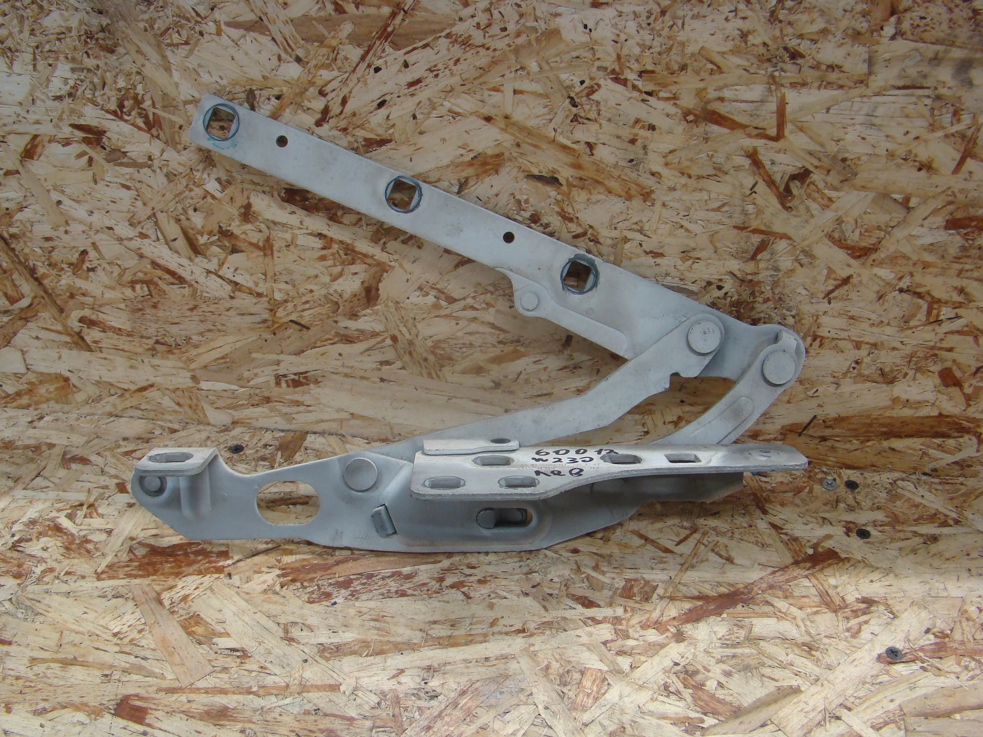 Петля капота левая Mercedes-Benz R230 A230880128 - изображение 1