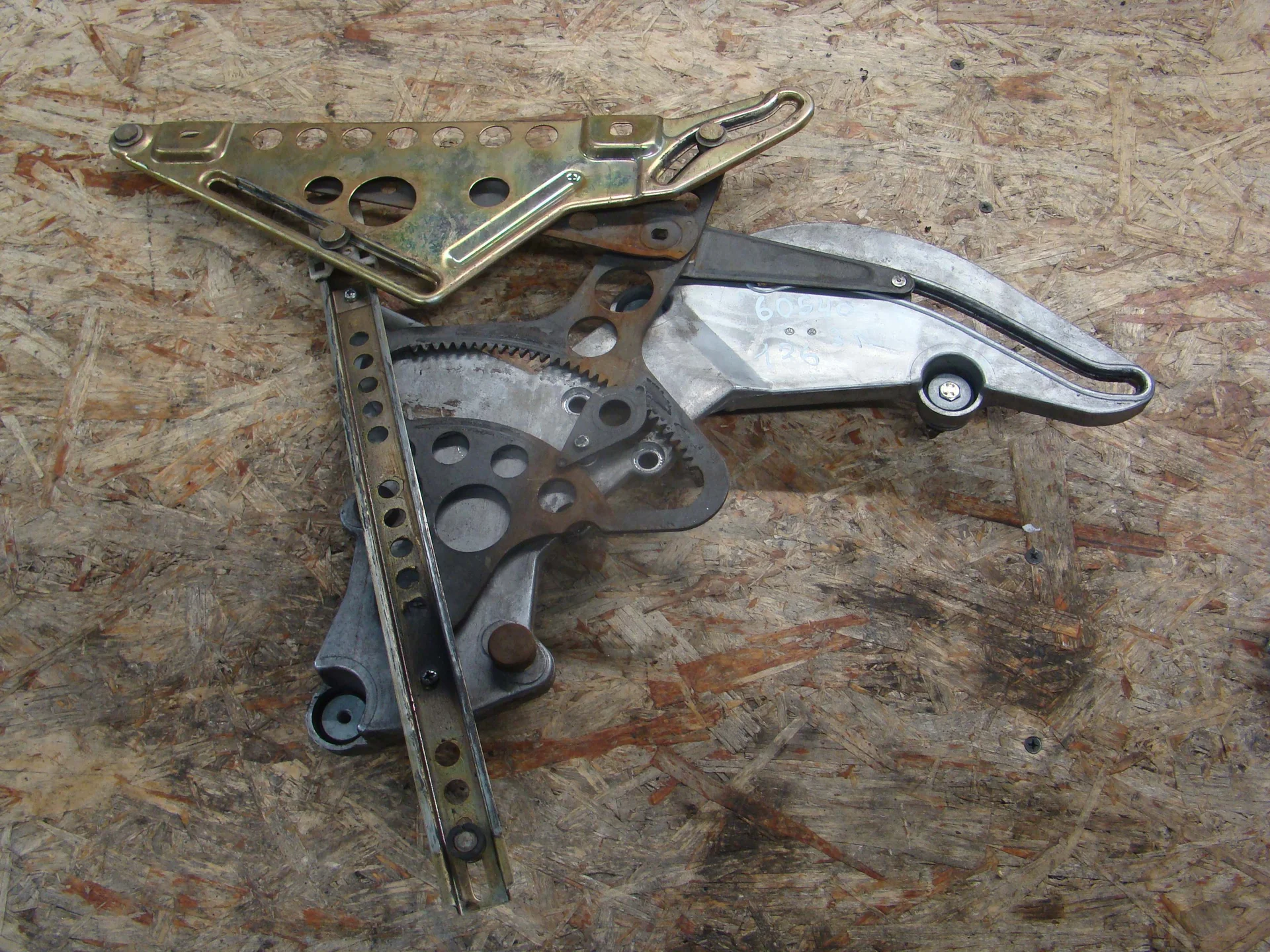 Стеклоподъемник механический задний левый Mercedes-Benz C126 - изображение 1
