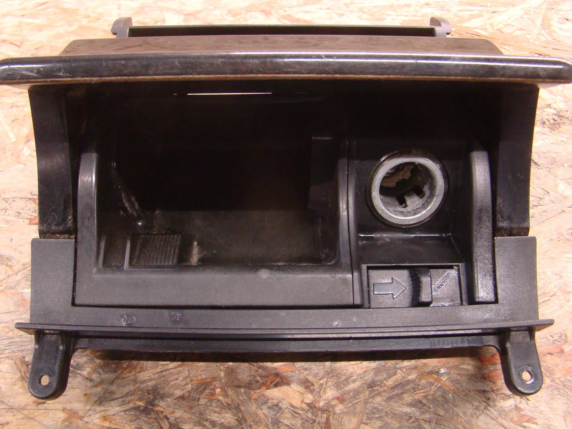 Пепельница передняя Mercedes-Benz C208  A208830030 - миниатюра 2
