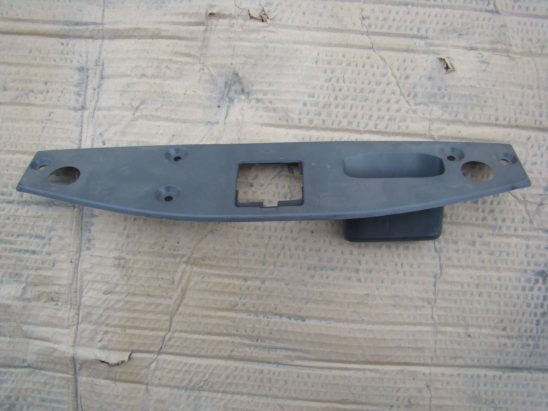 Накладка крышки багажника Mercedes-Benz R230 A2306940086 - изображение 1