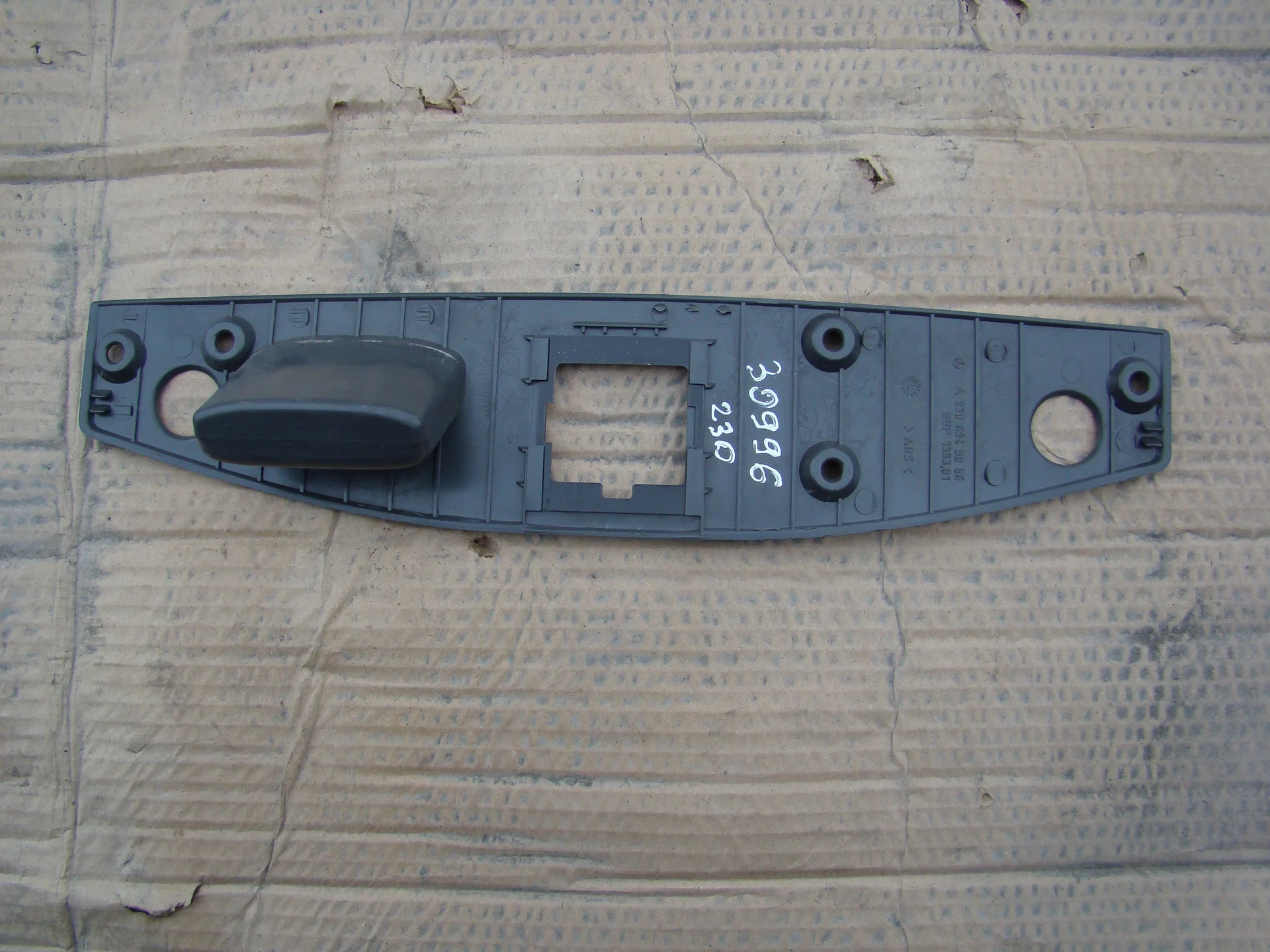 Накладка крышки багажника Mercedes-Benz R230 A2306940086 - миниатюра 2