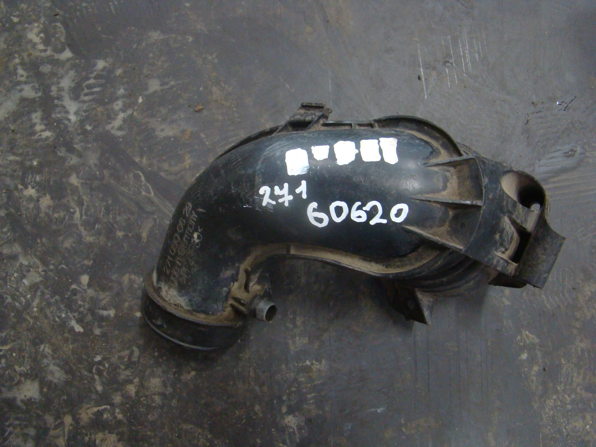Патрубок впускного коллектора Mercedes-Benz W204 271 A2710900629 - изображение 1