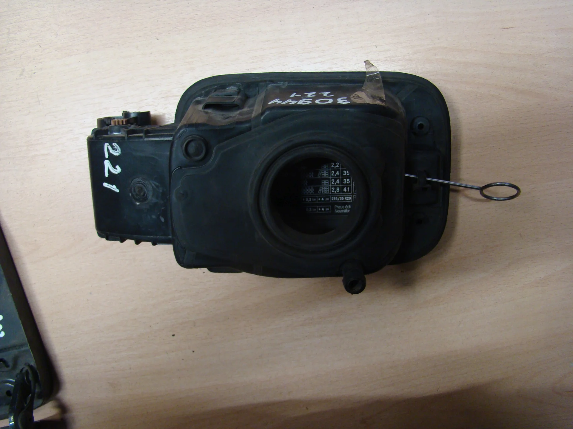Лючок бензобака Mercedes-Benz W221  A2216300067 - миниатюра 2