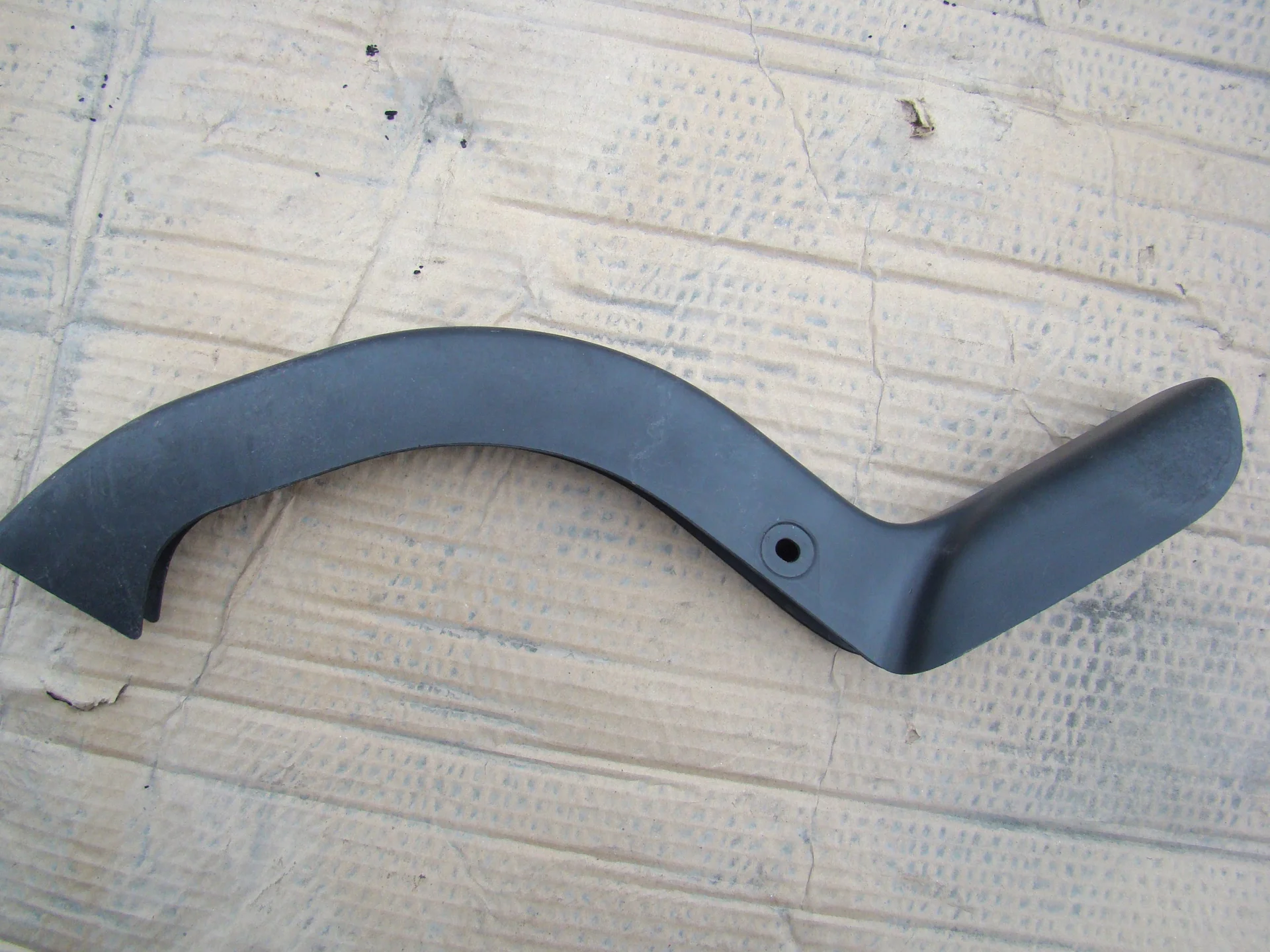 Накладка петли багажника левая Lexus LS IV USF40 64572-50020 - миниатюра 2