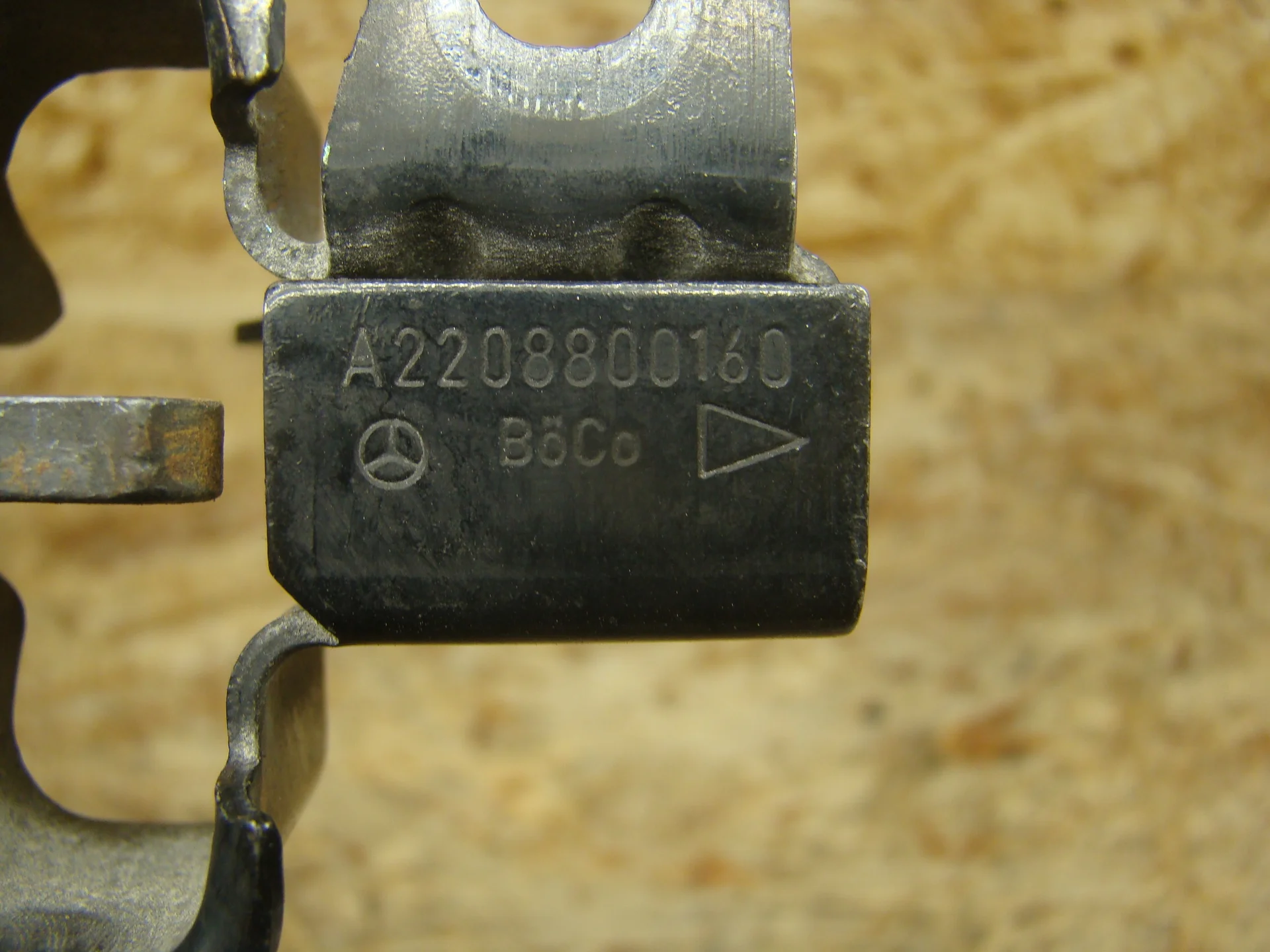 Замок капота Mercedes-Benz W220  A2208800160 - миниатюра 2