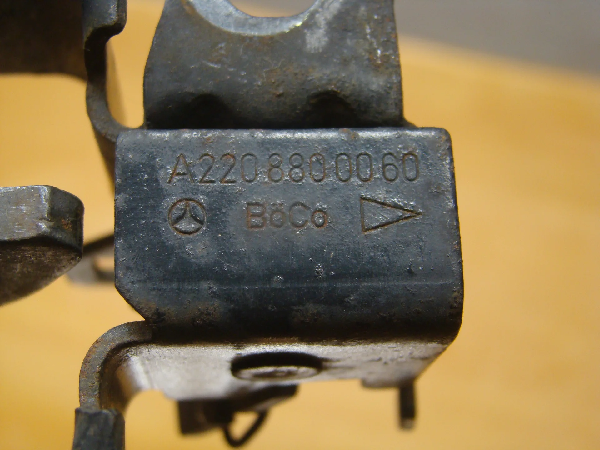 Замок капота Mercedes-Benz W220  A2208800060 - миниатюра 3