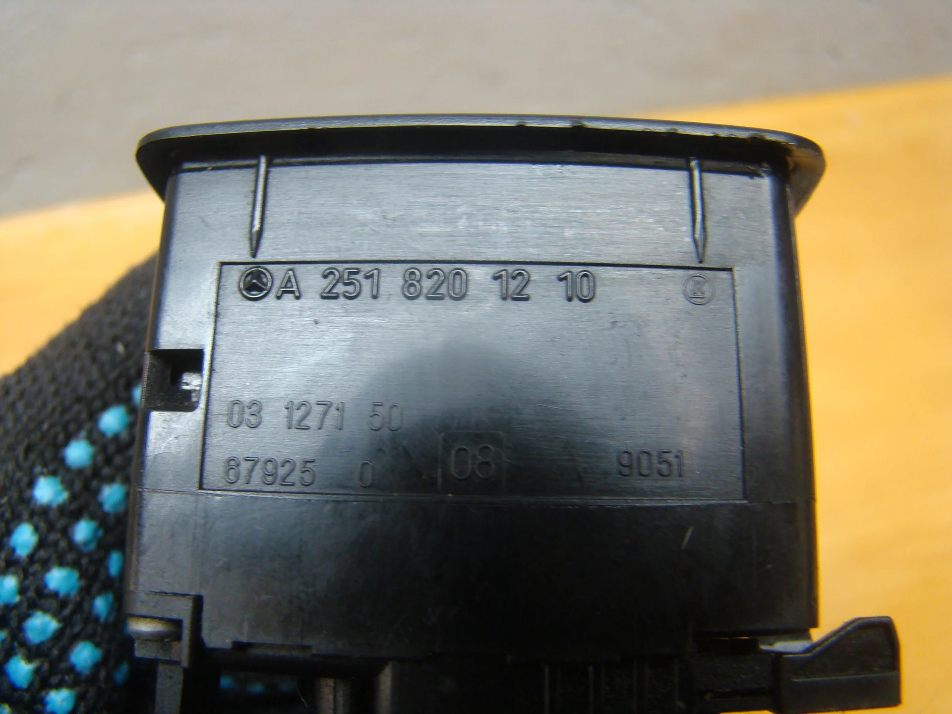 Кнопка открытия багажника Mercedes-Benz W164  A2518201210 - миниатюра 2