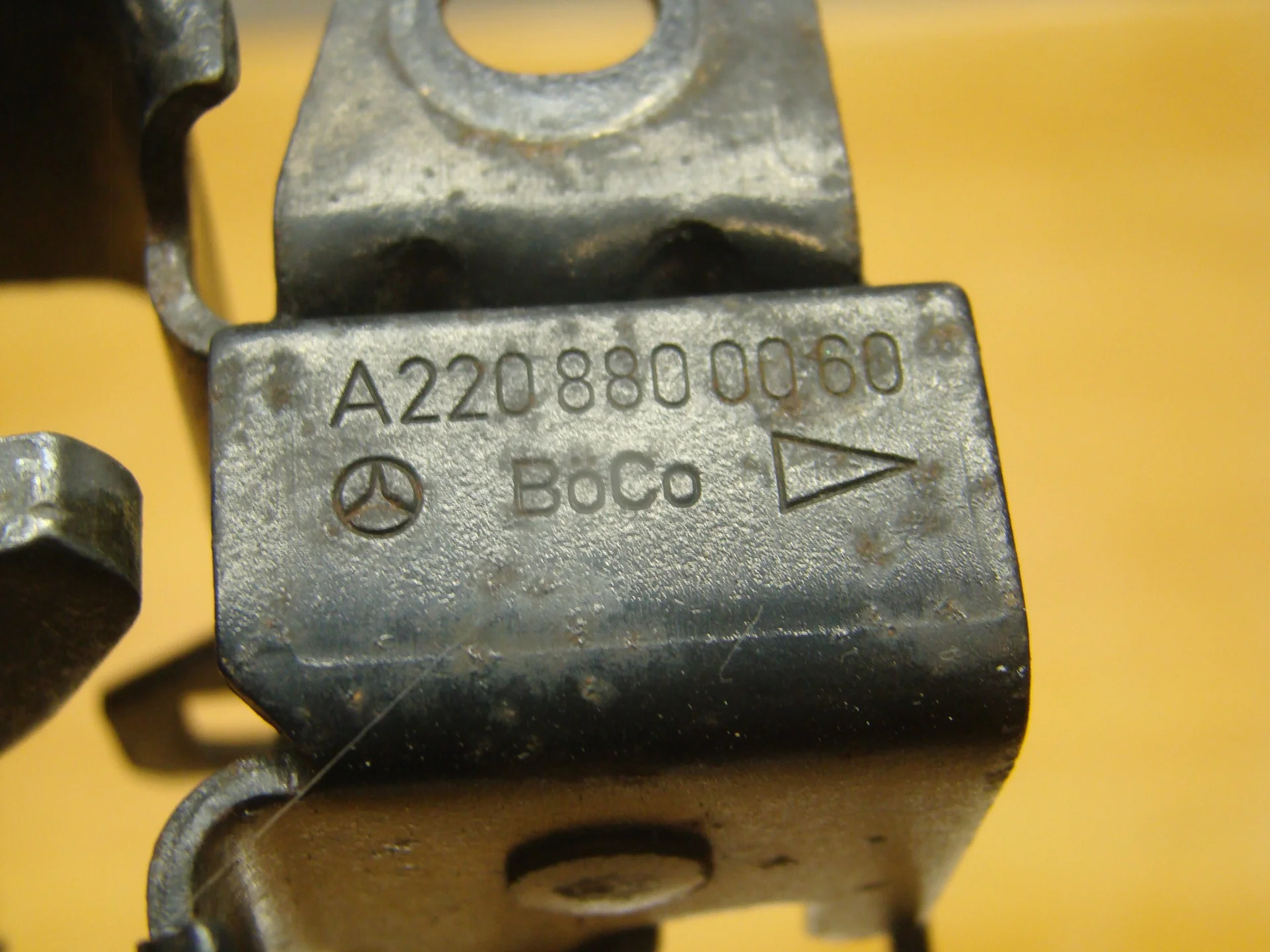 Замок капота Mercedes-Benz W220  A2208800060 - миниатюра 3