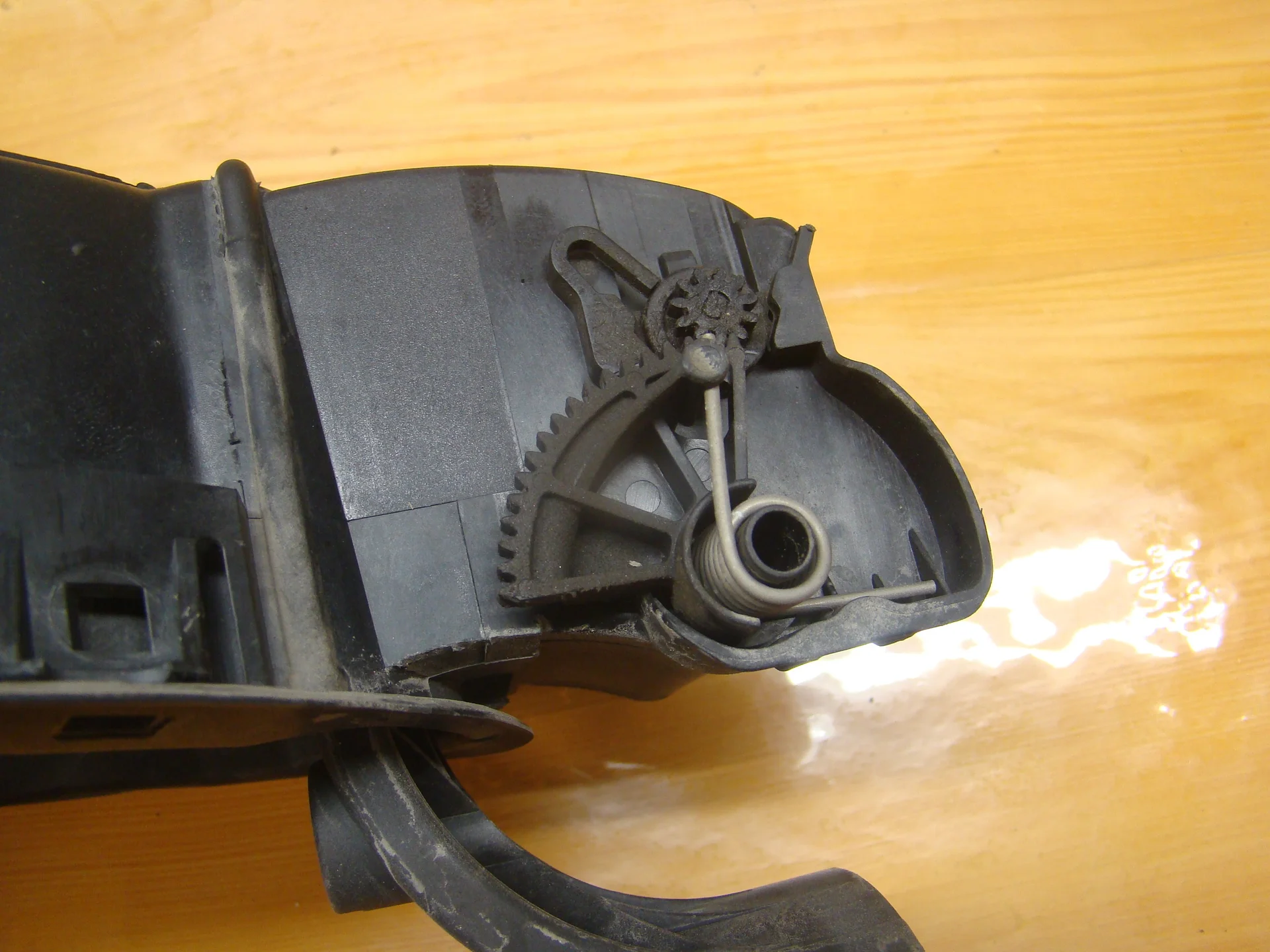 Лючок бензобака Mercedes-Benz W251  A2516300067 - миниатюра 2