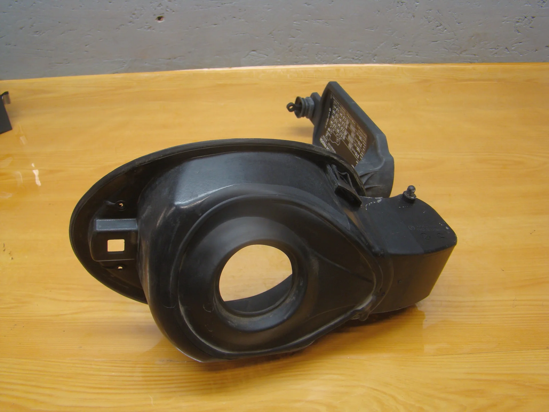Лючок бензобака Mercedes-Benz W251  A2516300067 - миниатюра 3