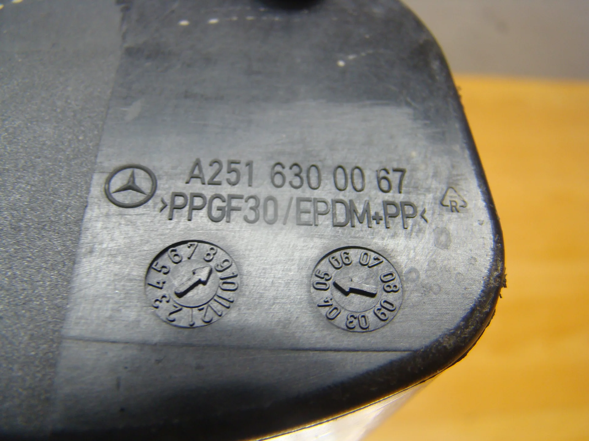 Лючок бензобака Mercedes-Benz W251  A2516300067 - миниатюра 4