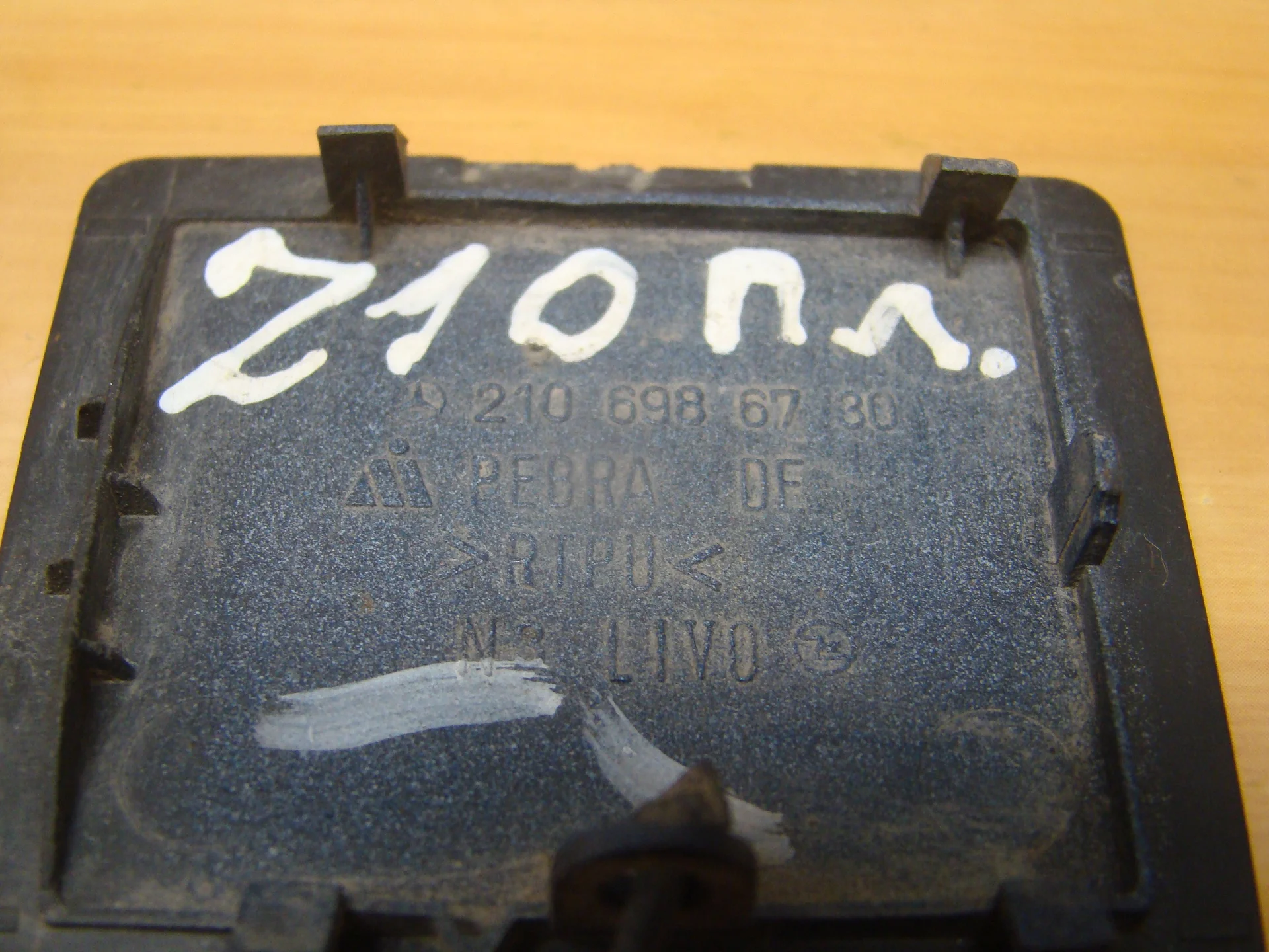 Заглушка порога передняя левая Mercedes-Benz W210  A2106986730 - миниатюра 4