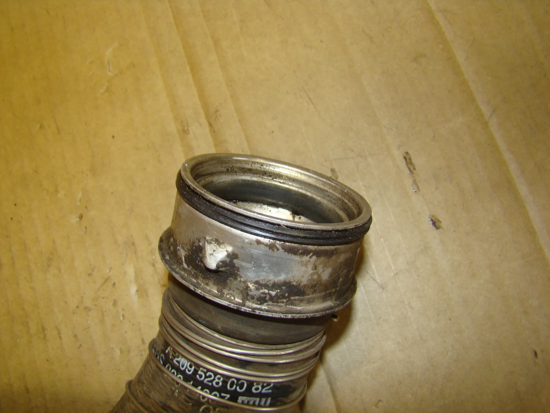Патрубок интеркулера Mercedes-Benz C209 271 A2095280082 - миниатюра 2
