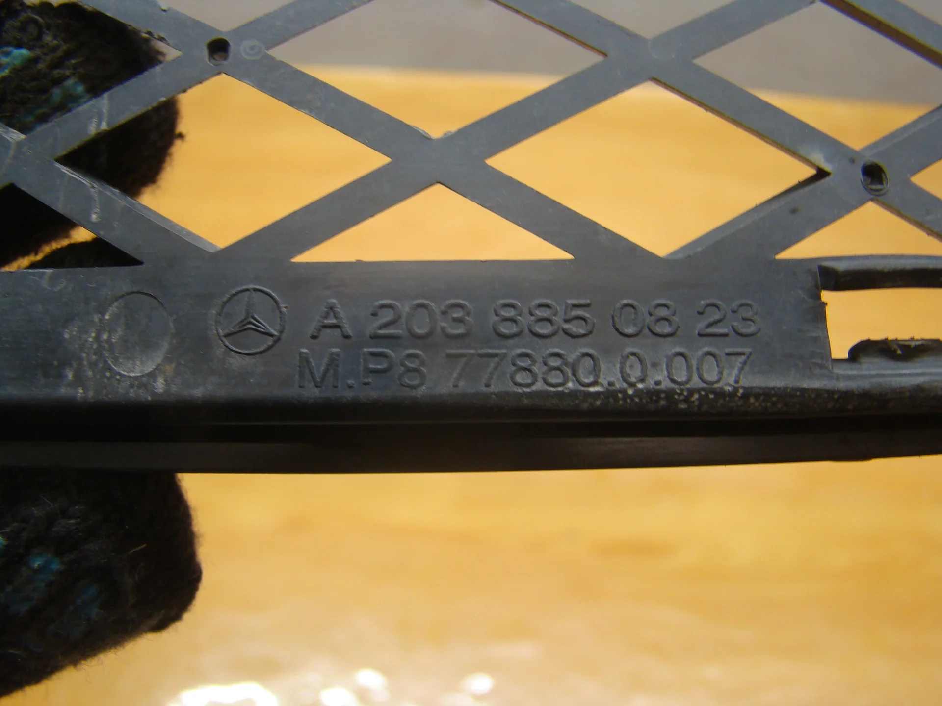 Решетка переднего бампера центральная Mercedes-Benz CL203  A2038850823 - миниатюра 7
