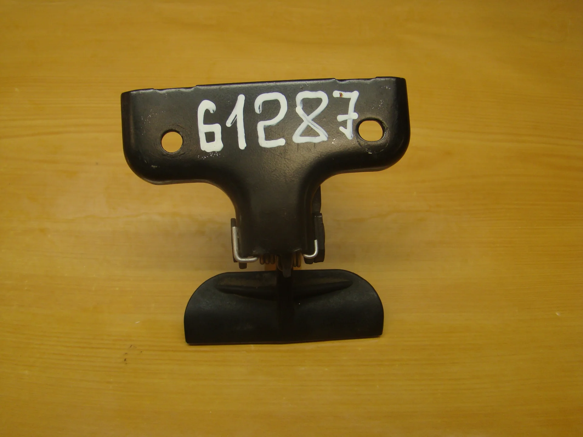 Предохранительный крюк капота Mercedes-Benz W164  A2098800064 - миниатюра 2